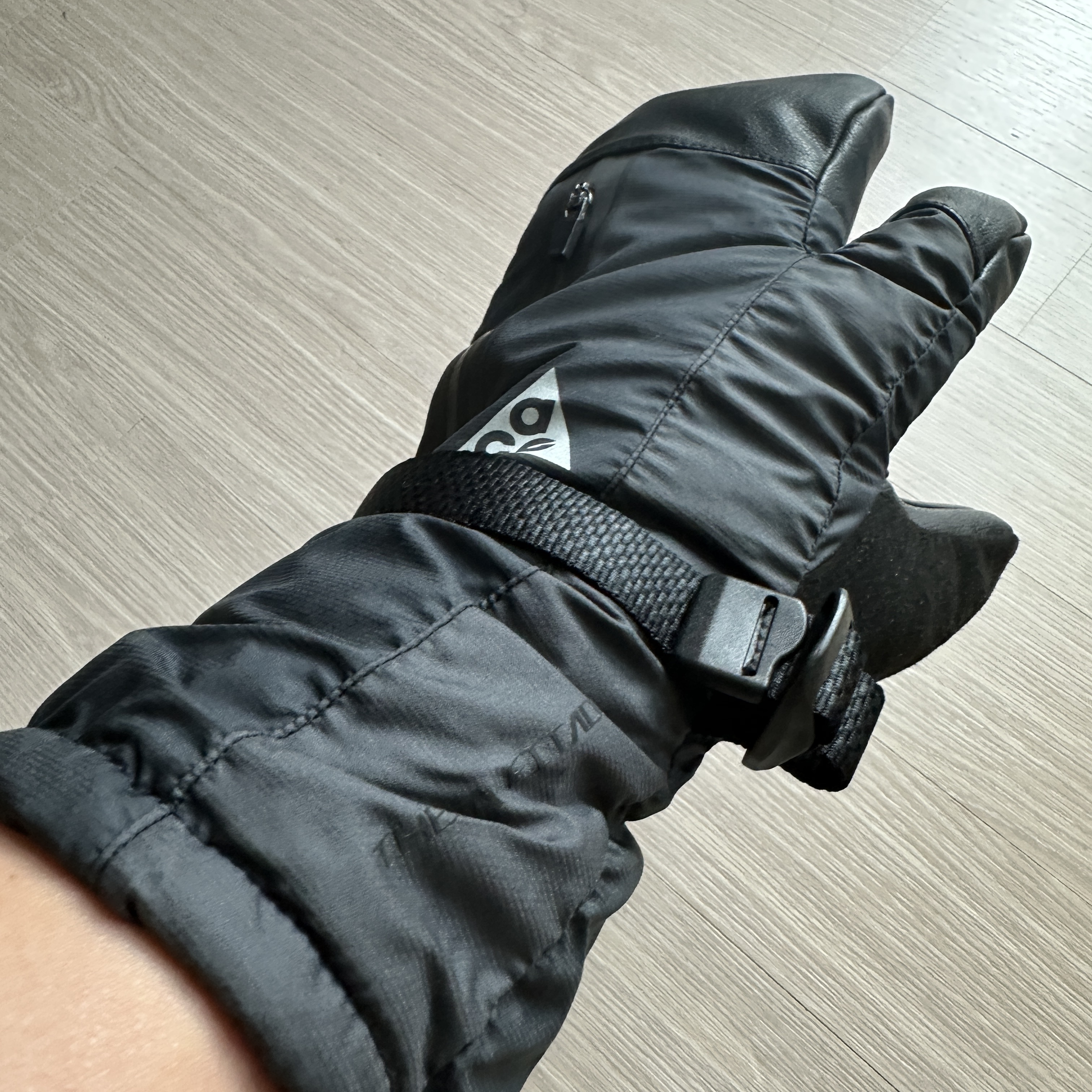 Nike ACG Therma-Fit ADV Gore-Tex Split Mitt Black Anthracite 착용 스타일