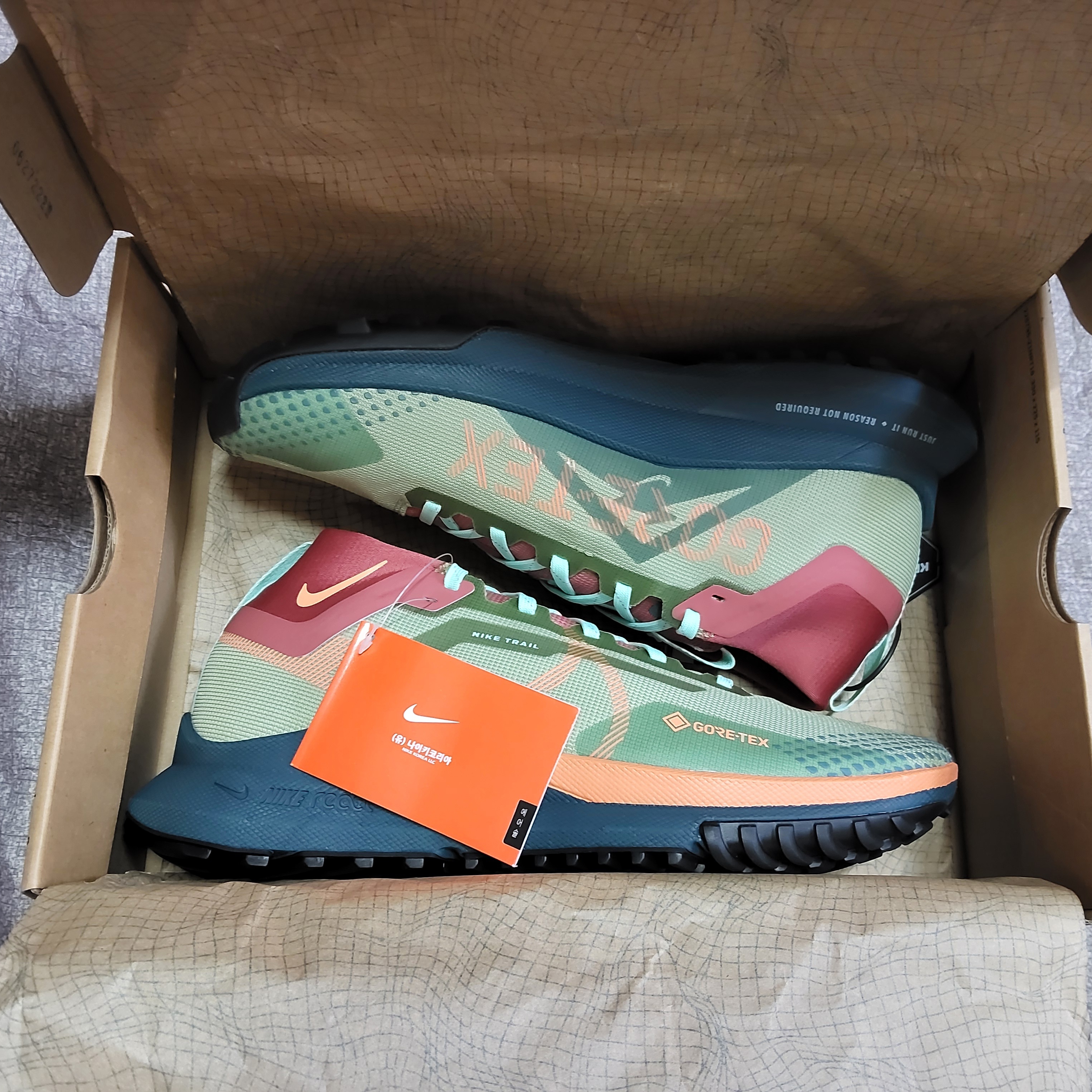 Nike React Pegasus Trail 4 Gore-Tex Alligator Orange Trance 착용 스타일 - 8