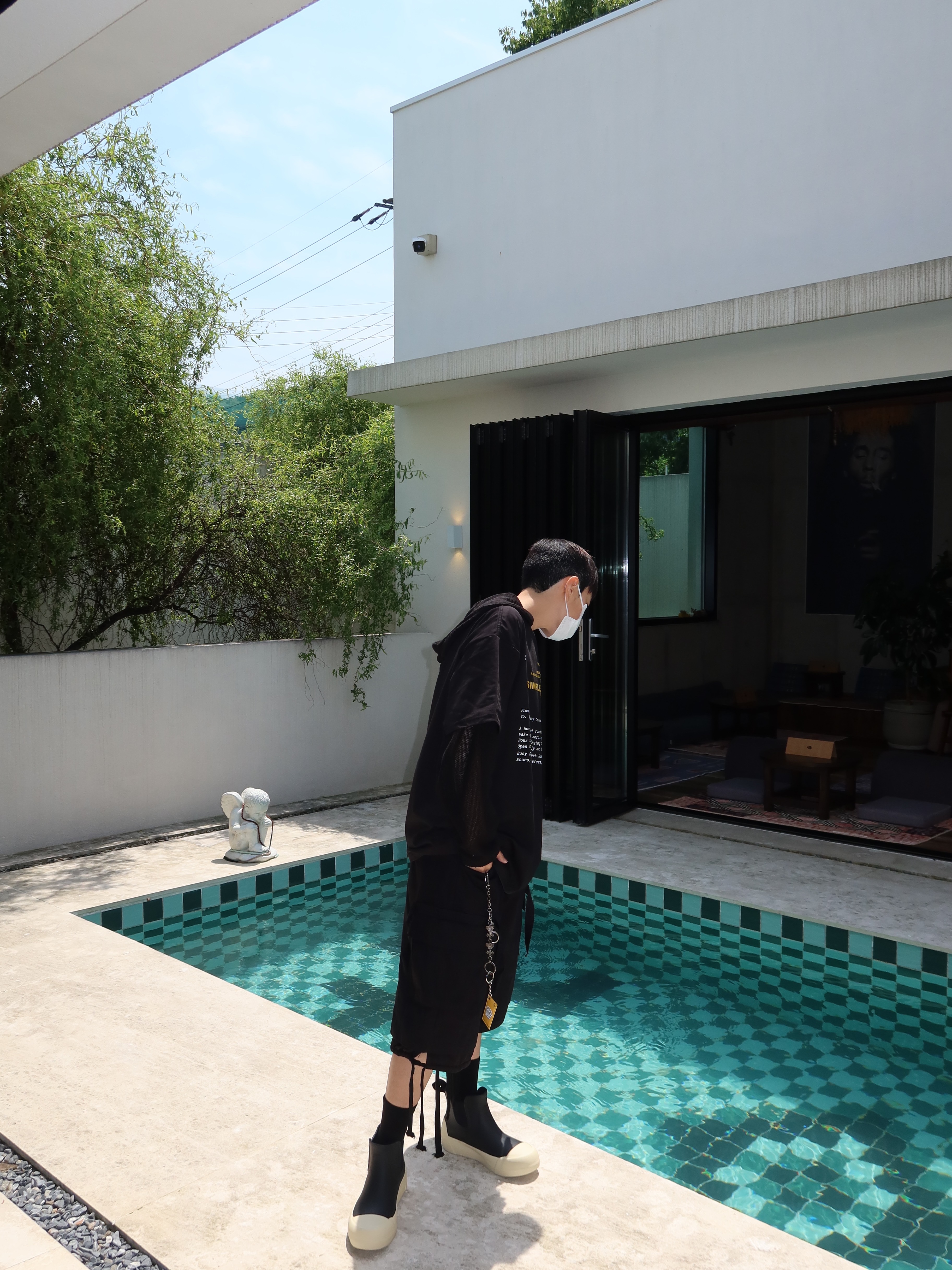 Hono Report Letter T-Shirt Black, Hono Report Object Keyring Mustard 착용 스타일 - 4