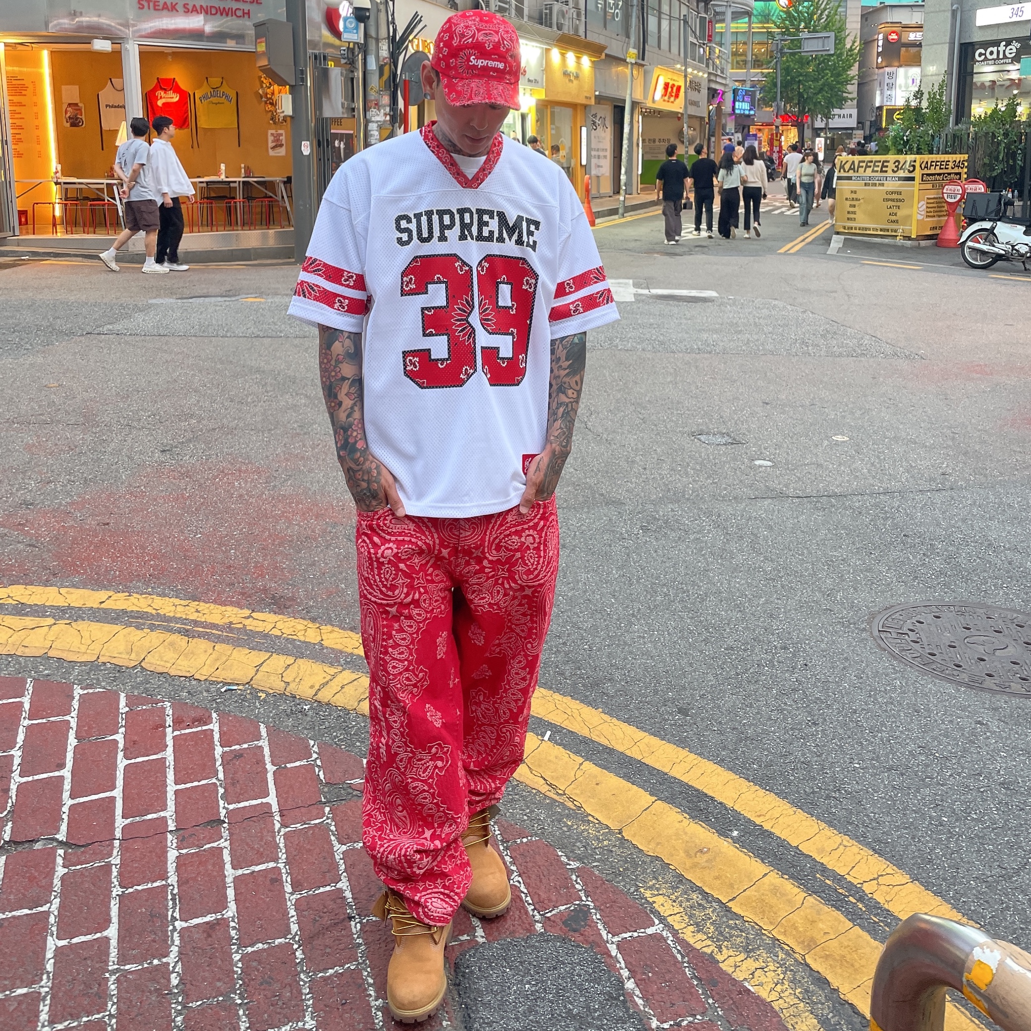 Supreme Bandana Football Jersey White - 25SS, Supreme Bandana Camp Cap Red - 21SS 착용 스타일 - 1