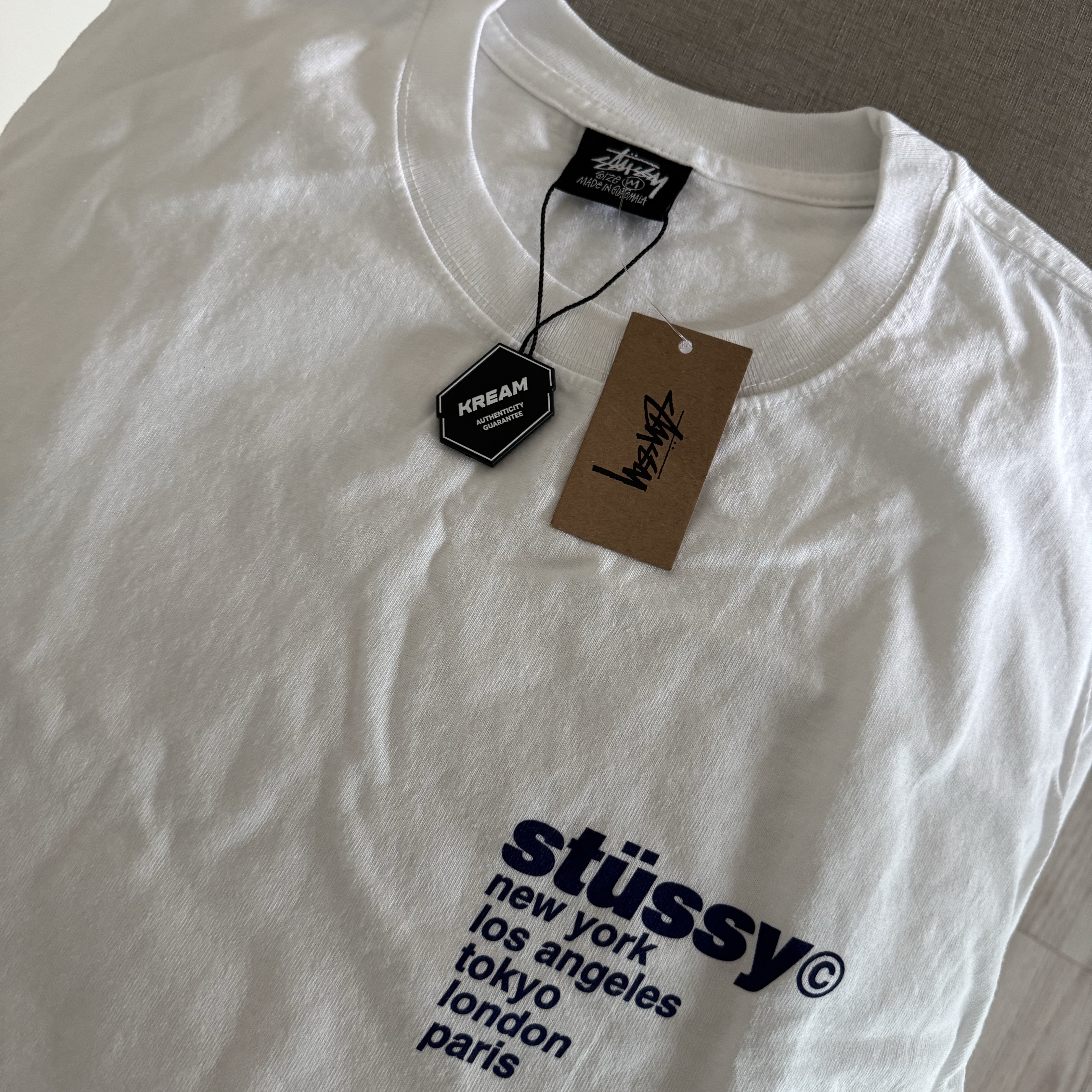 Stussy Strawberry T-Shirt White 착용 스타일 - 1