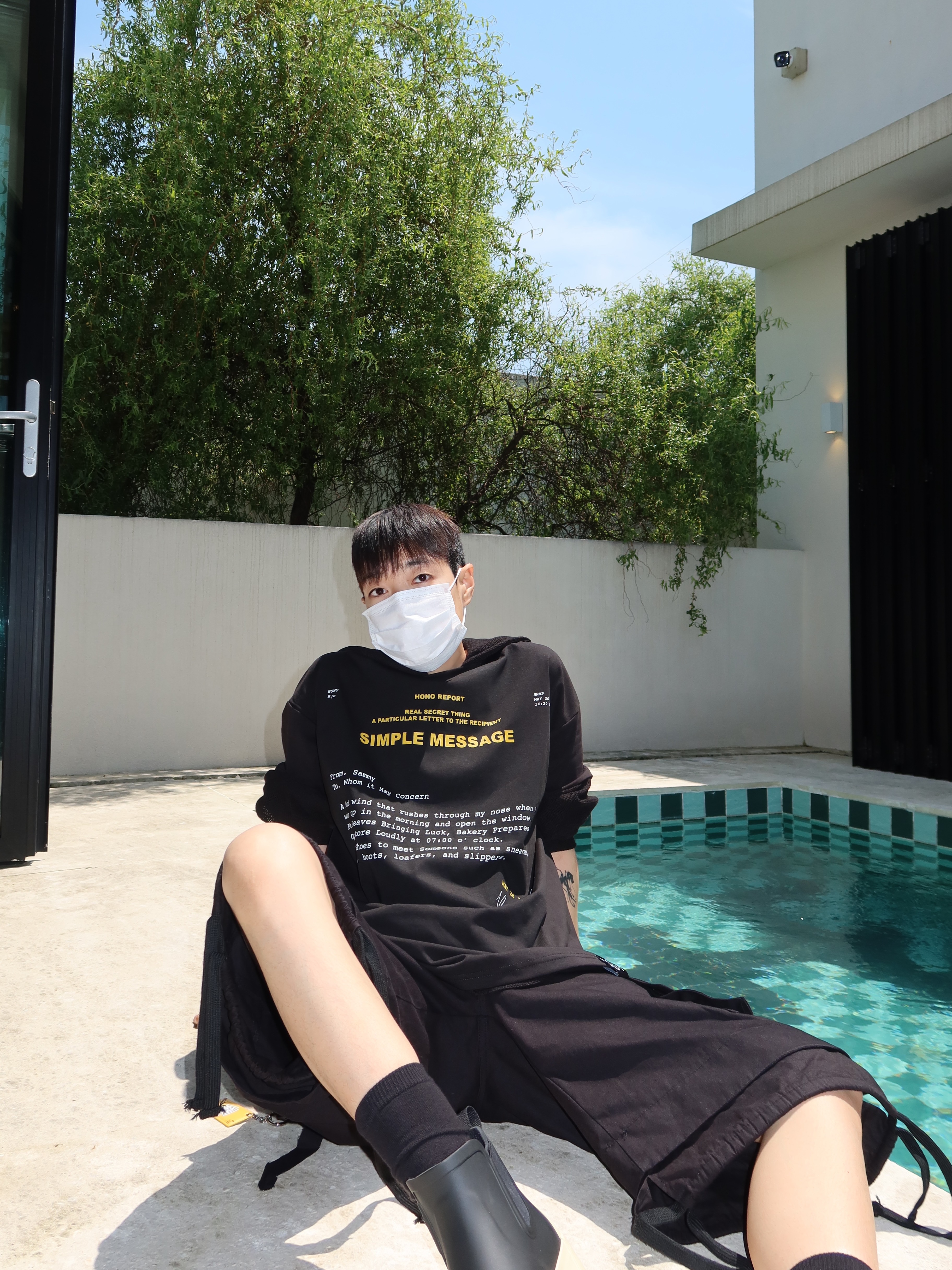 Hono Report Letter T-Shirt Black, Hono Report Object Keyring Mustard 착용 스타일 - 5