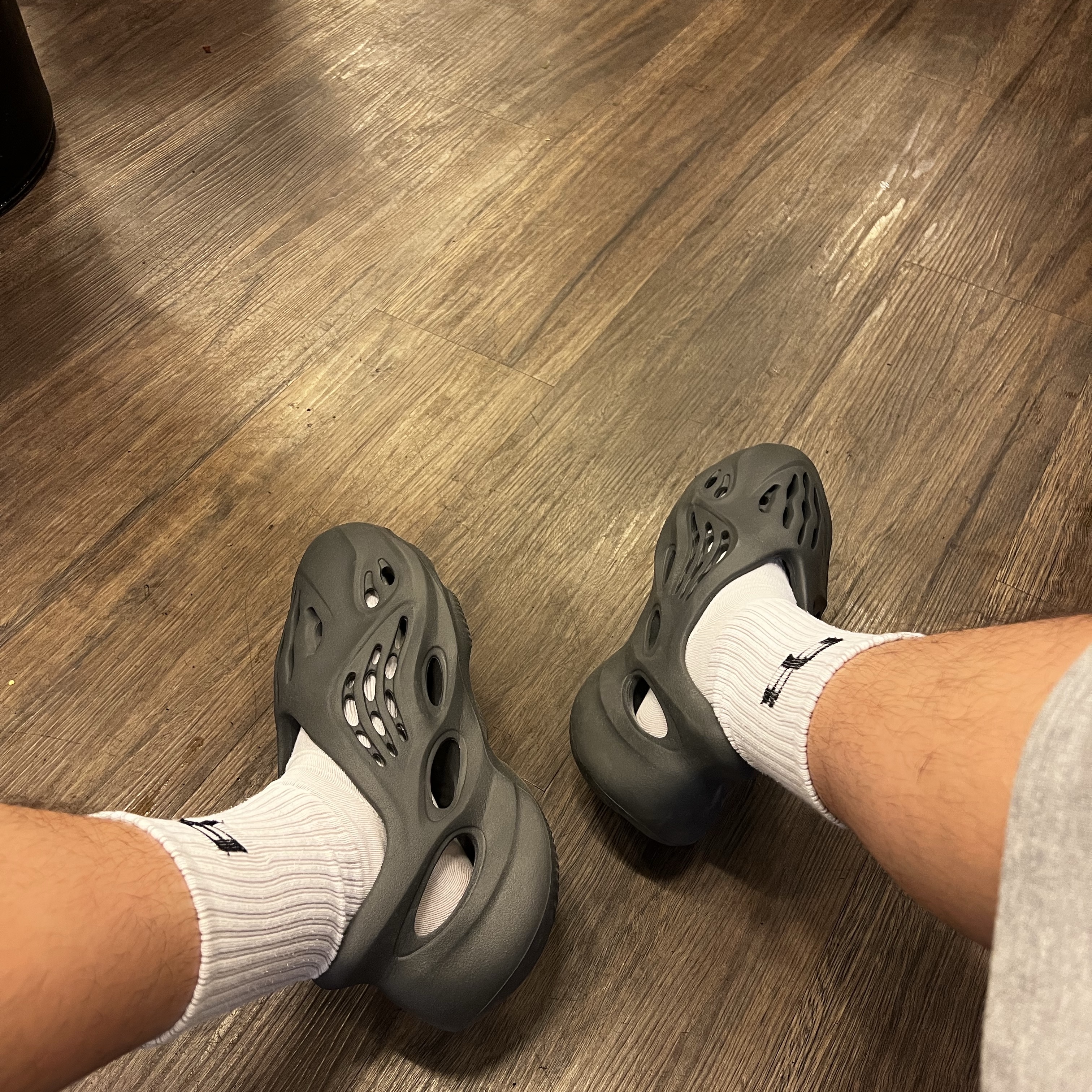 Adidas Yeezy Foam RNNR Carbon 착용 스타일