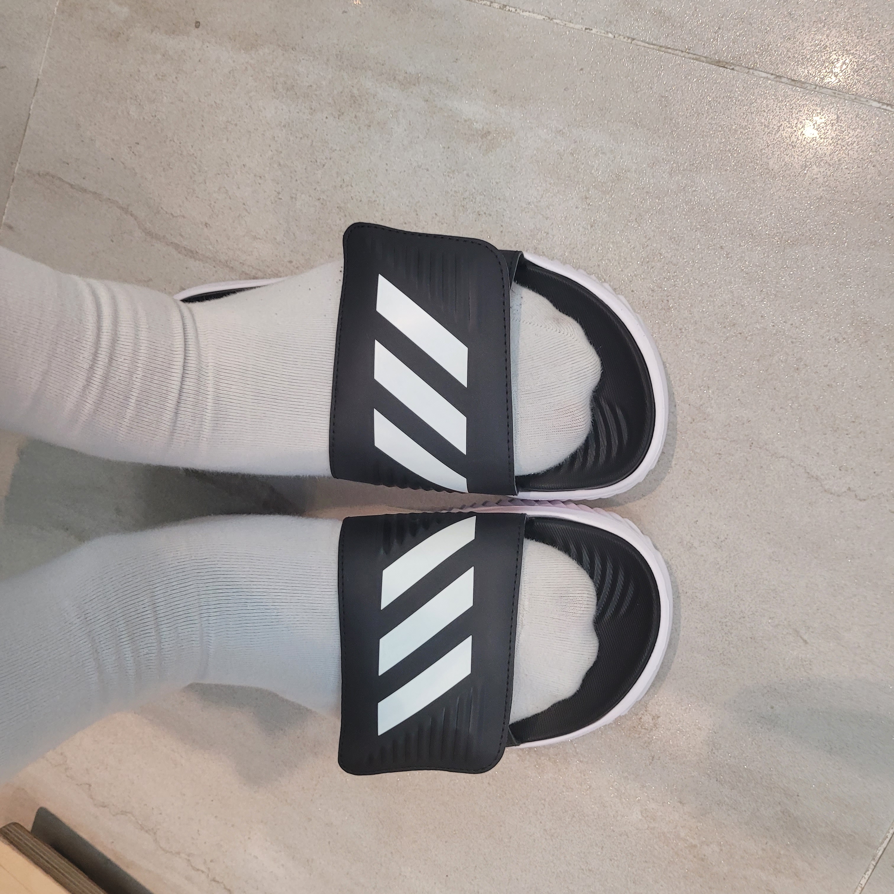 Adidas Alphabounce Slide Cloud White Core Black 착용 스타일