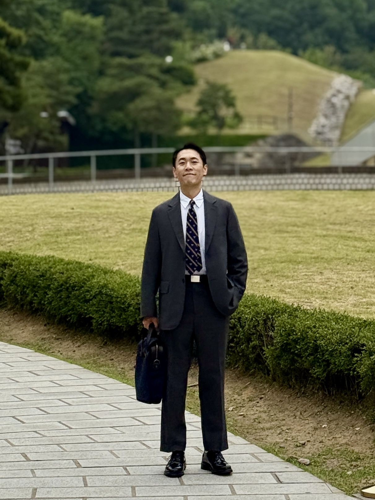 Filson Rugged Twill Original Briefcase Navy 착용 스타일 - 2