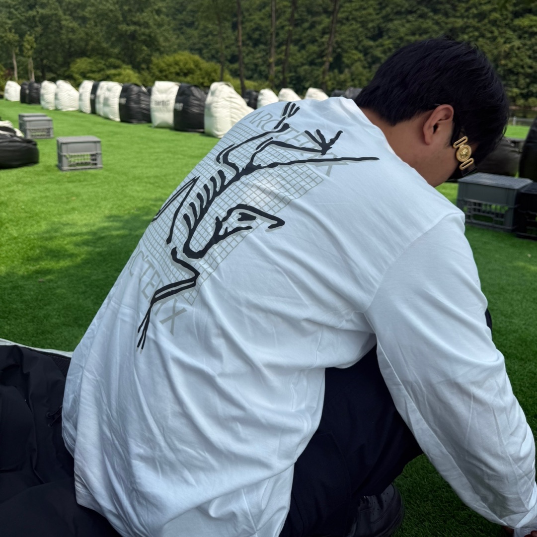 Arc'teryx Arc'Multi Bird Logo LS T-Shirt White Light, Nike x Supreme Air Force 1 Low Black 착용 스타일 - 1