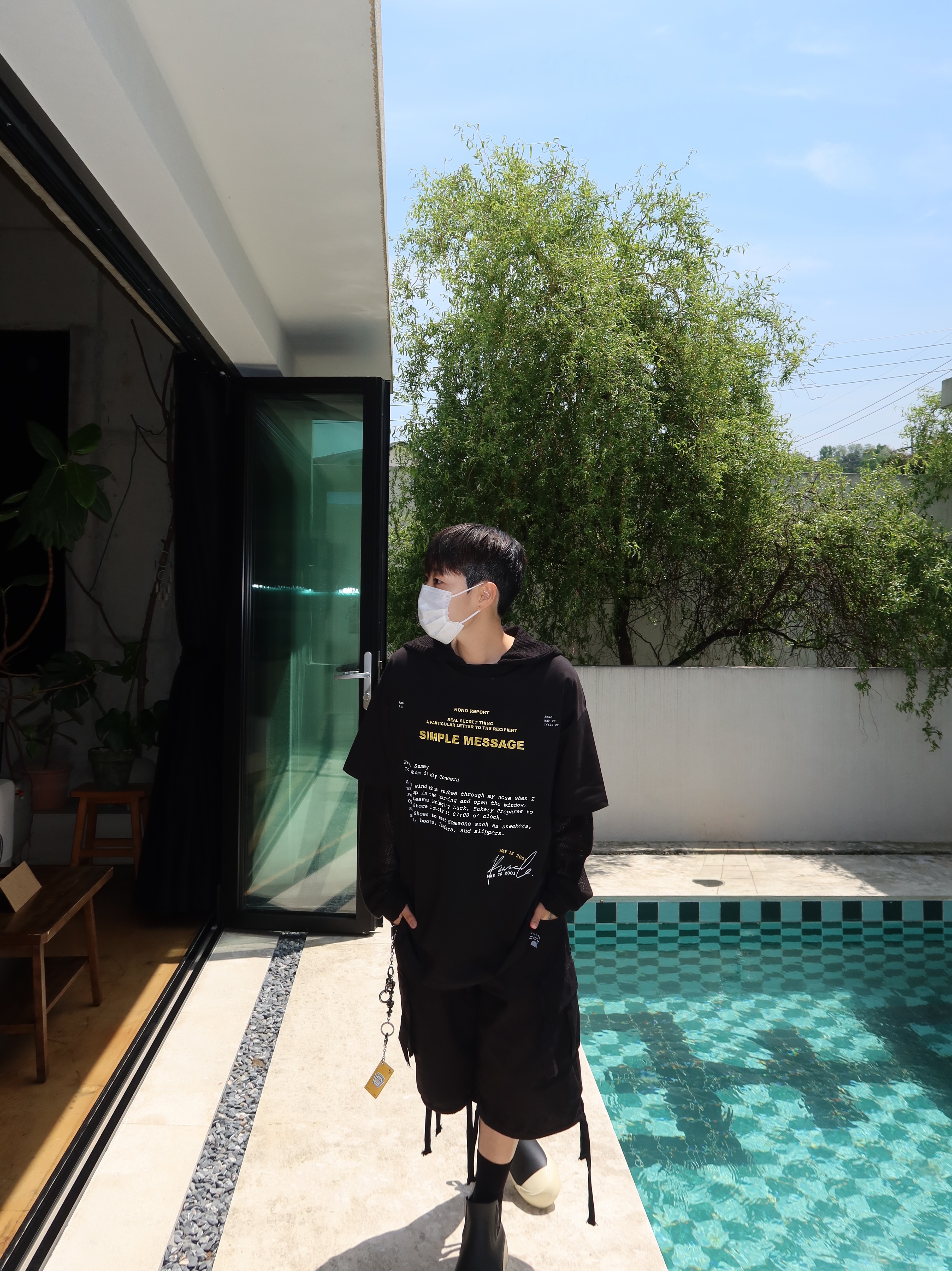 Hono Report Letter T-Shirt Black, Hono Report Object Keyring Mustard 착용 스타일 - 1