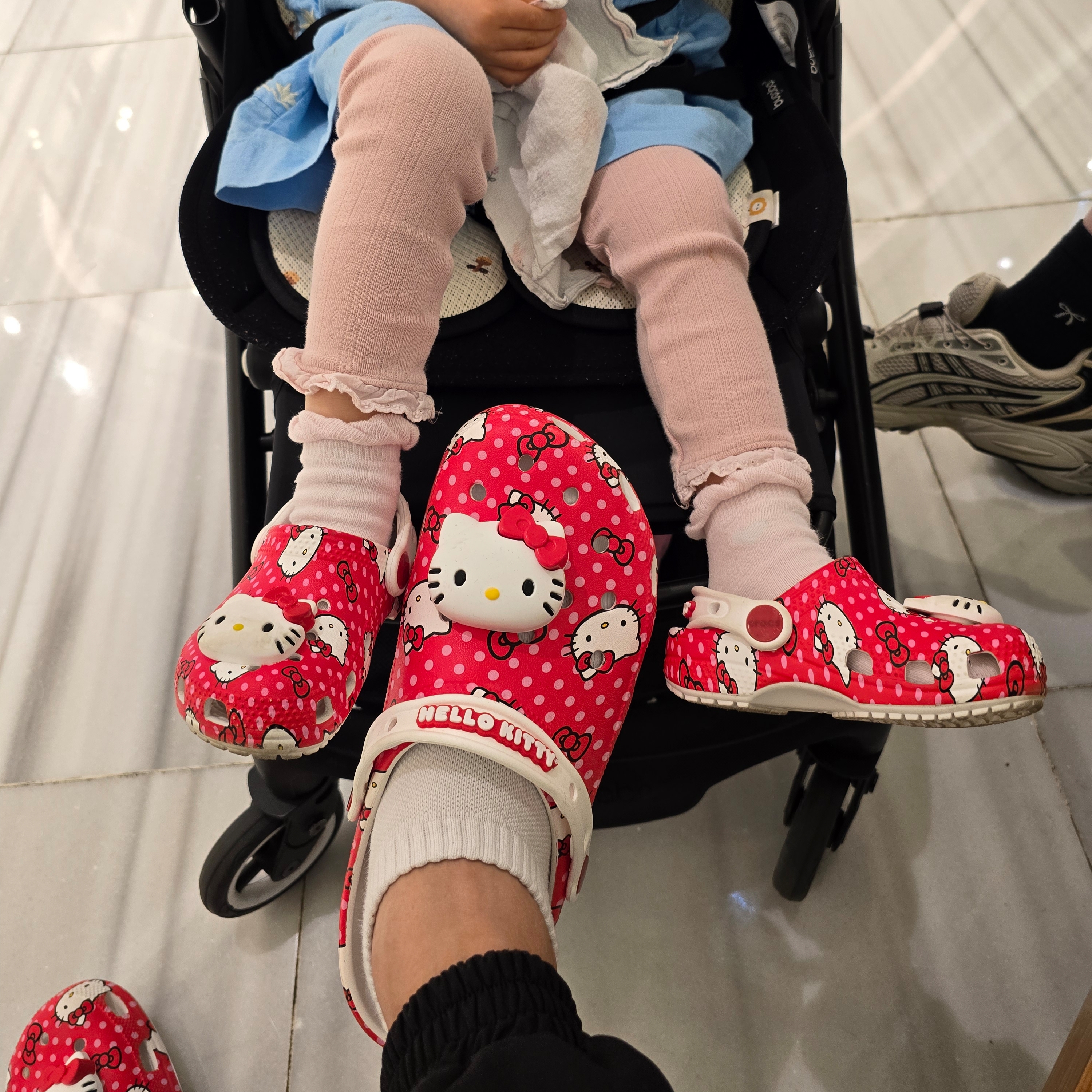 Crocs x Hello Kitty Classic Clog Multi 착용 스타일 - 3