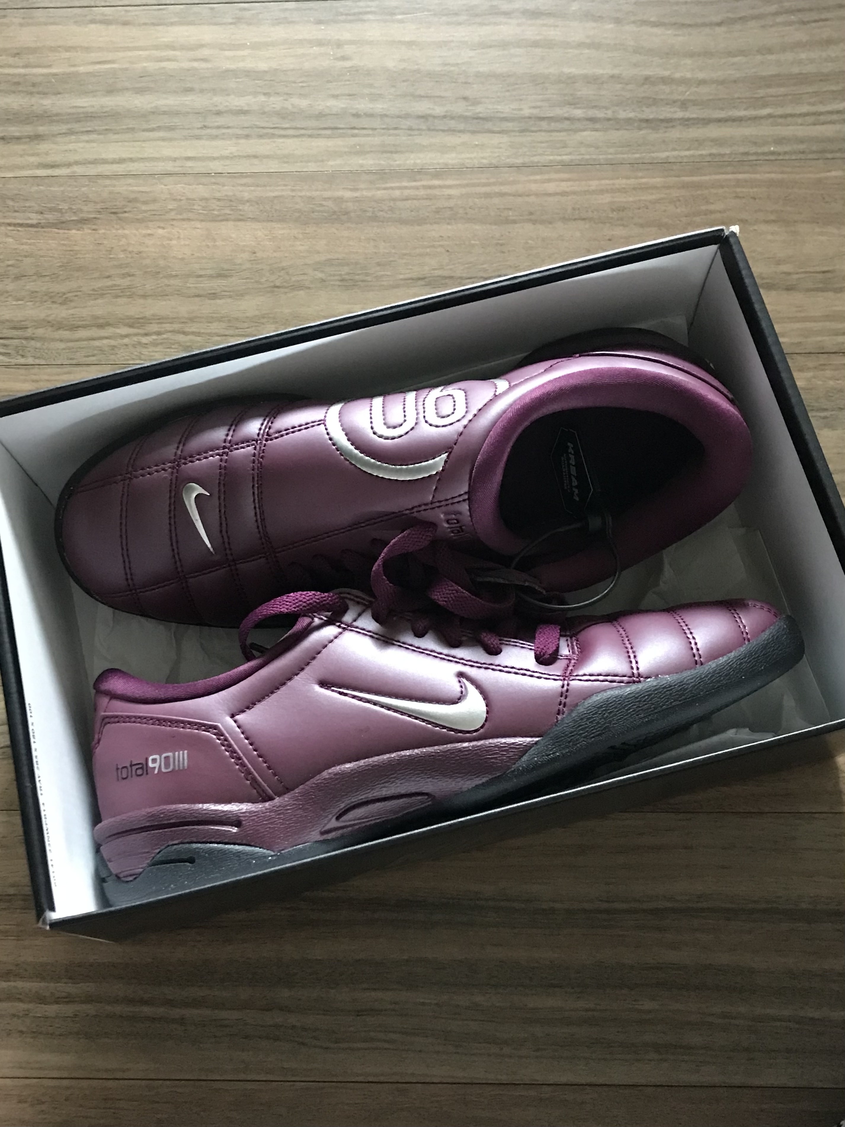 Nike Total 90 III SP Bordeaux and Metallic Silver 착용 스타일