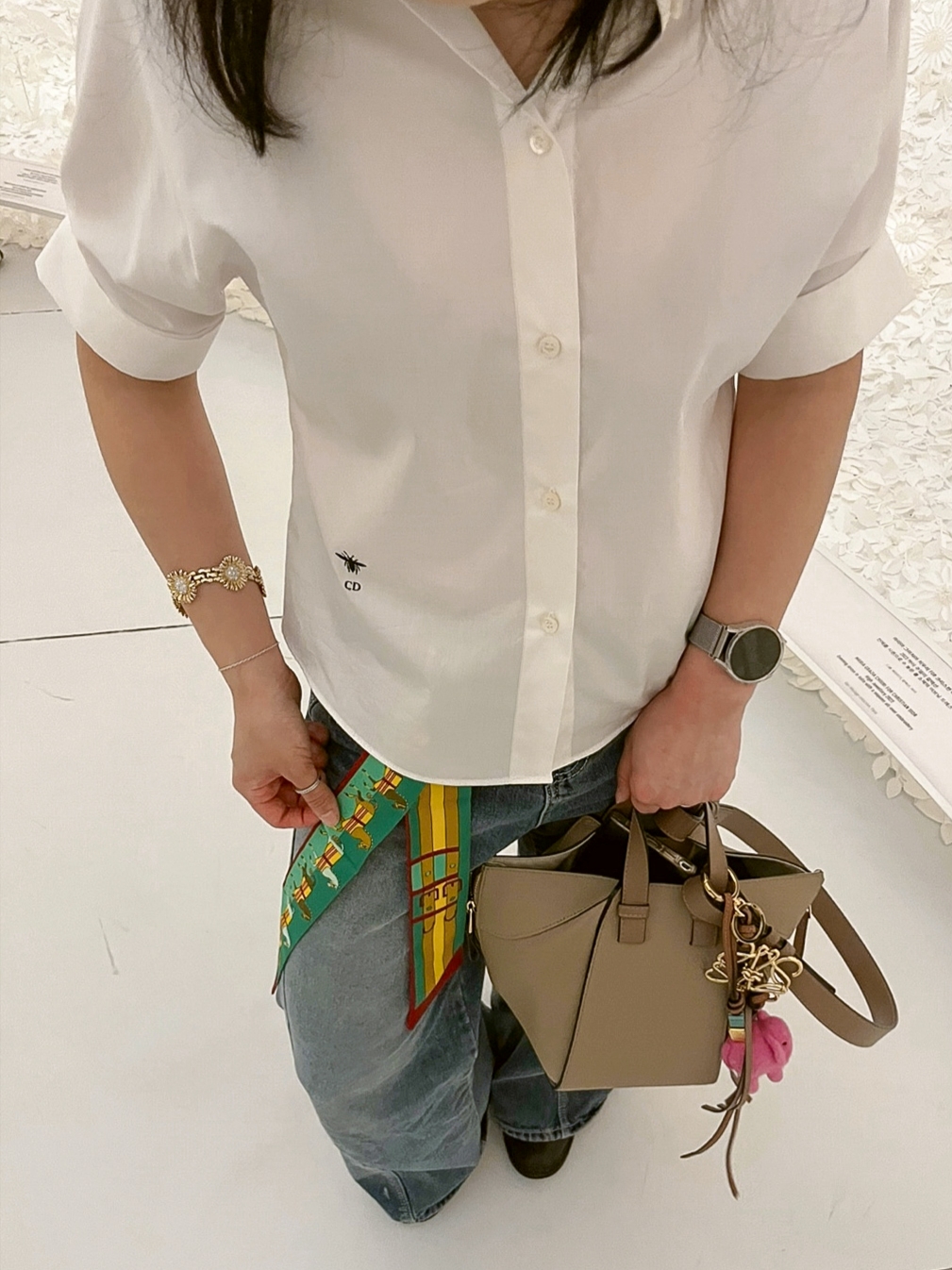 (W) Dior Blouse With Puff Sleeves White Poplin, (W) Hermes Bouquets Sellier Twilly Vert Beige Gris Perle 착용 스타일 - 1