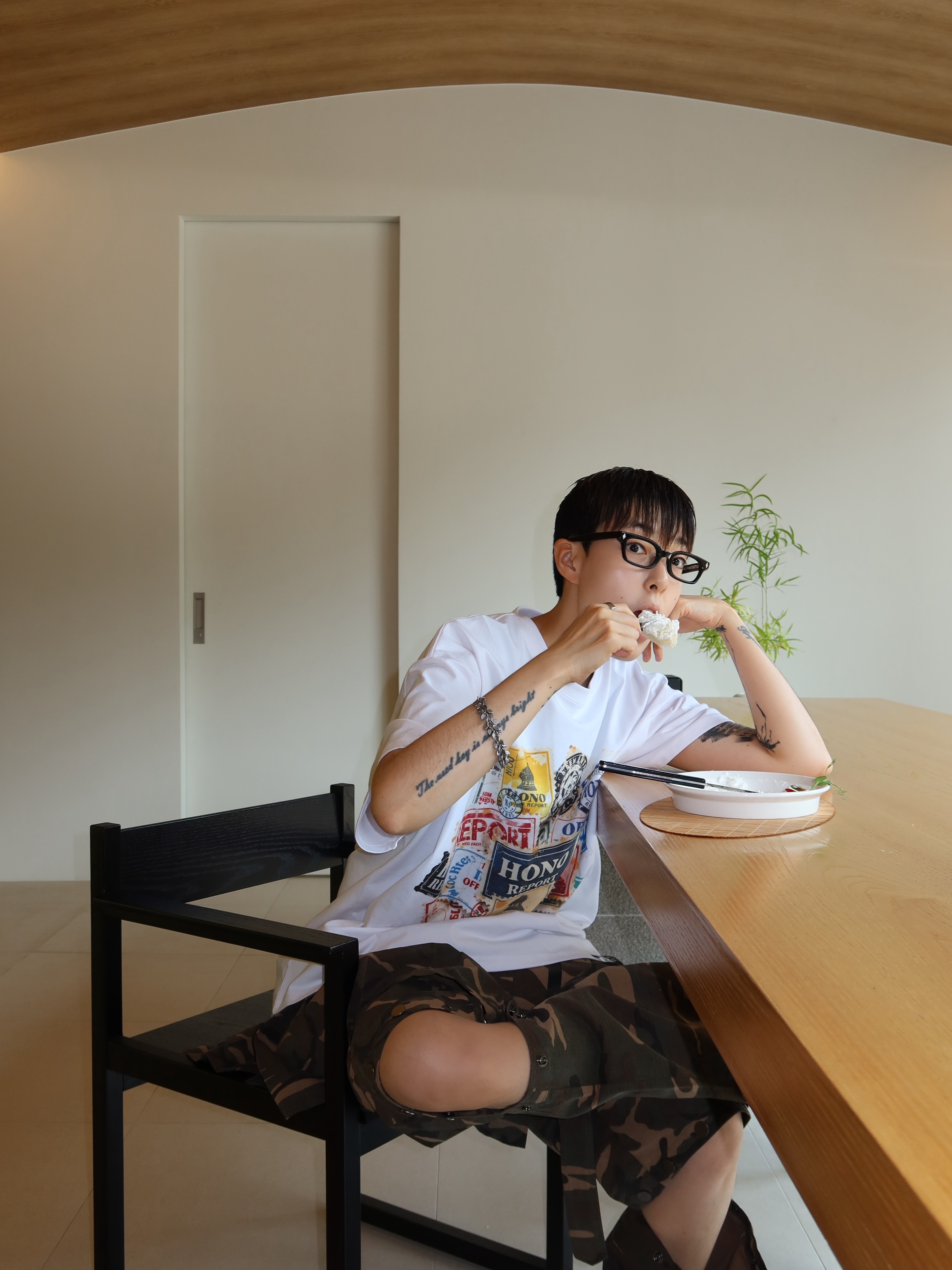 Hono Report Stamp T-Shirt White, Hono Report Leaf Bracelet 착용 스타일 - 5