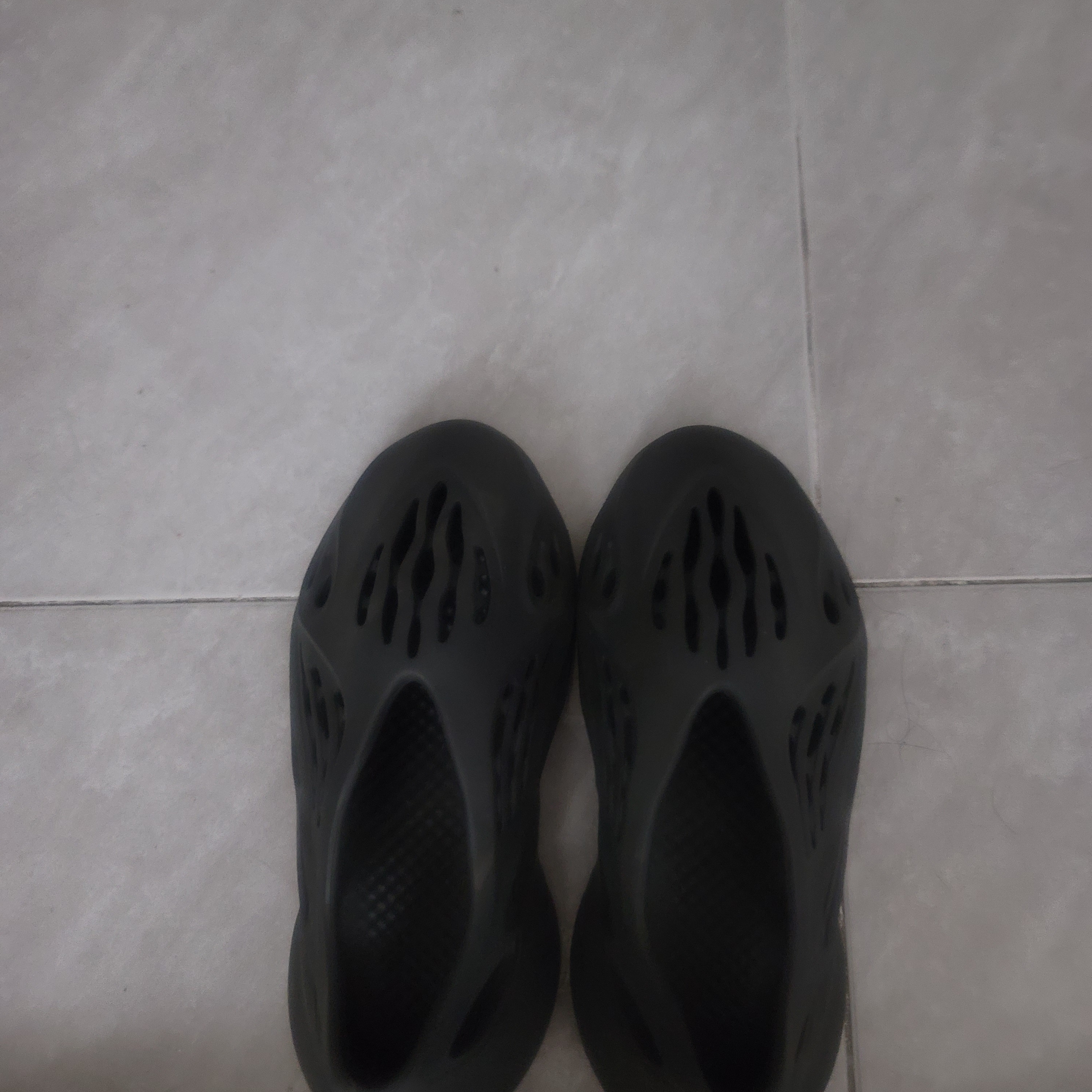 Adidas Yeezy Foam RNNR Carbon 착용 스타일
