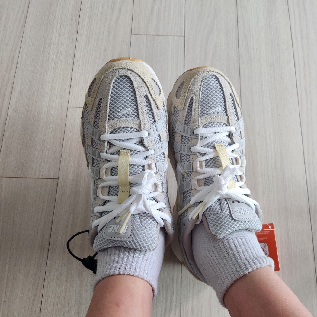 (W) Nike P-6000 Photon Dust Light Khaki 착용 스타일