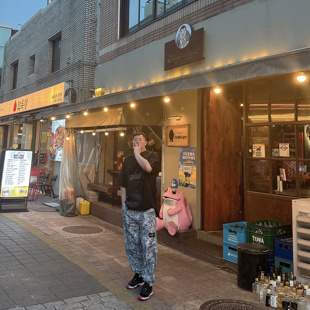 Stone Island 3100016 White Pigment on Tela Paracadute Stretch-TC Allover Pigment Motif Belt Loose Fit Cargo Pants Marine Blue - 25SS, Balenciaga Paris Moon Upside Down Oversized T-Shirt Faded Black 착용 스타일