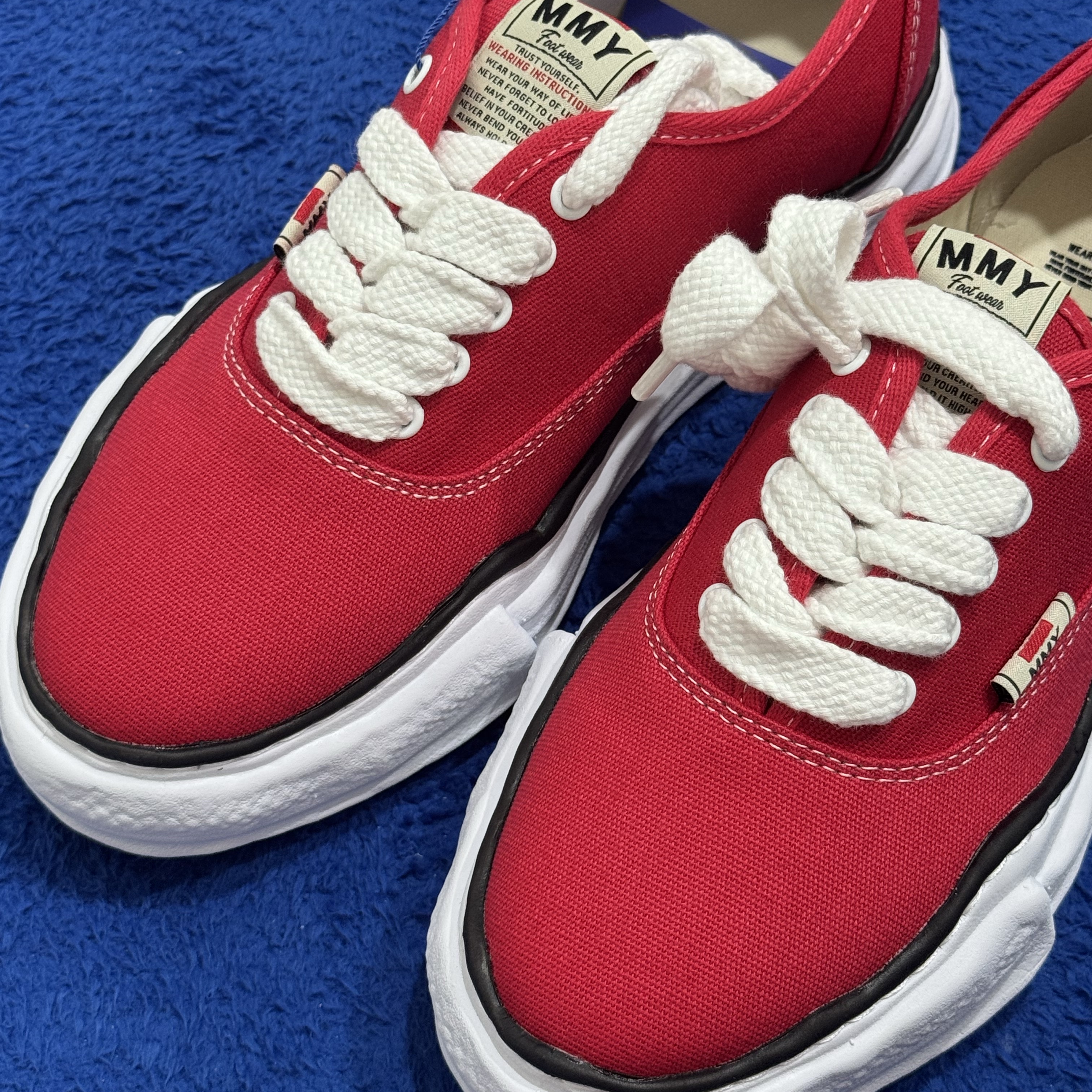 Maison Mihara Yasuhiro Baker OG Sole Canvas Low Cut Sneakers Red 착용 스타일 - 1