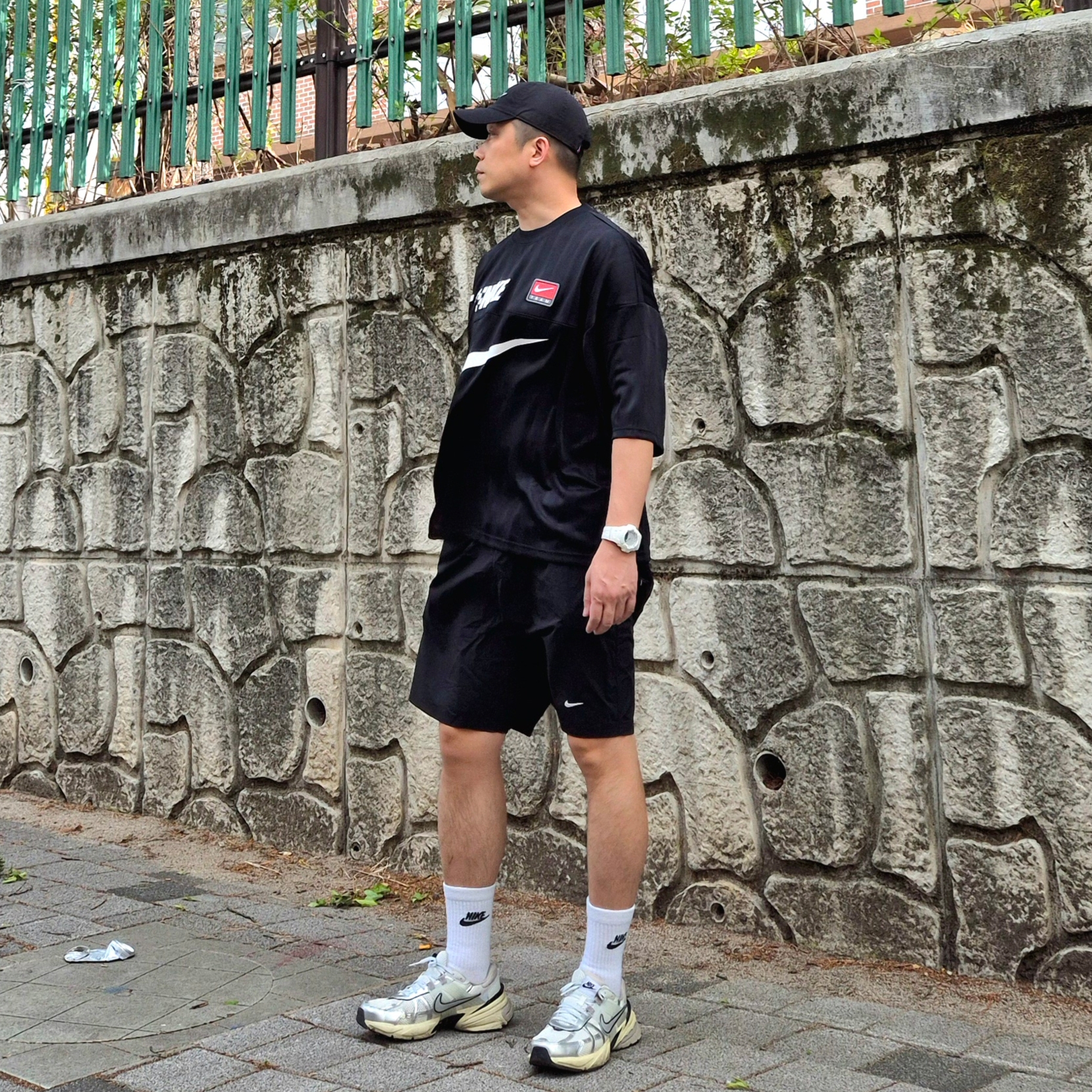 Nike V2K Run Summit White Metallic Silver, Nike Solo Swoosh Woven Shorts Black - Asia 착용 스타일 - 2