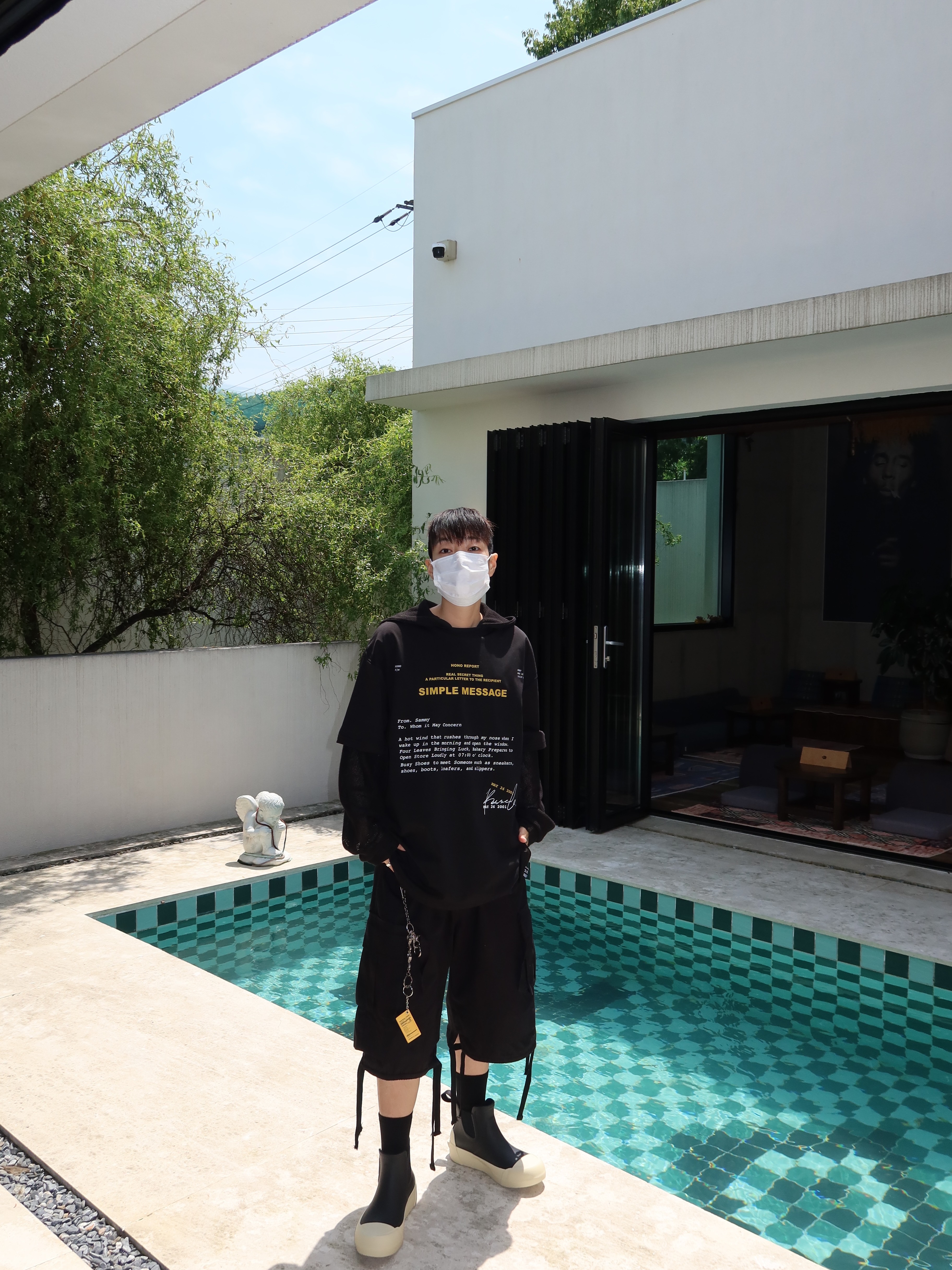 Hono Report Letter T-Shirt Black, Hono Report Object Keyring Mustard 착용 스타일 - 3