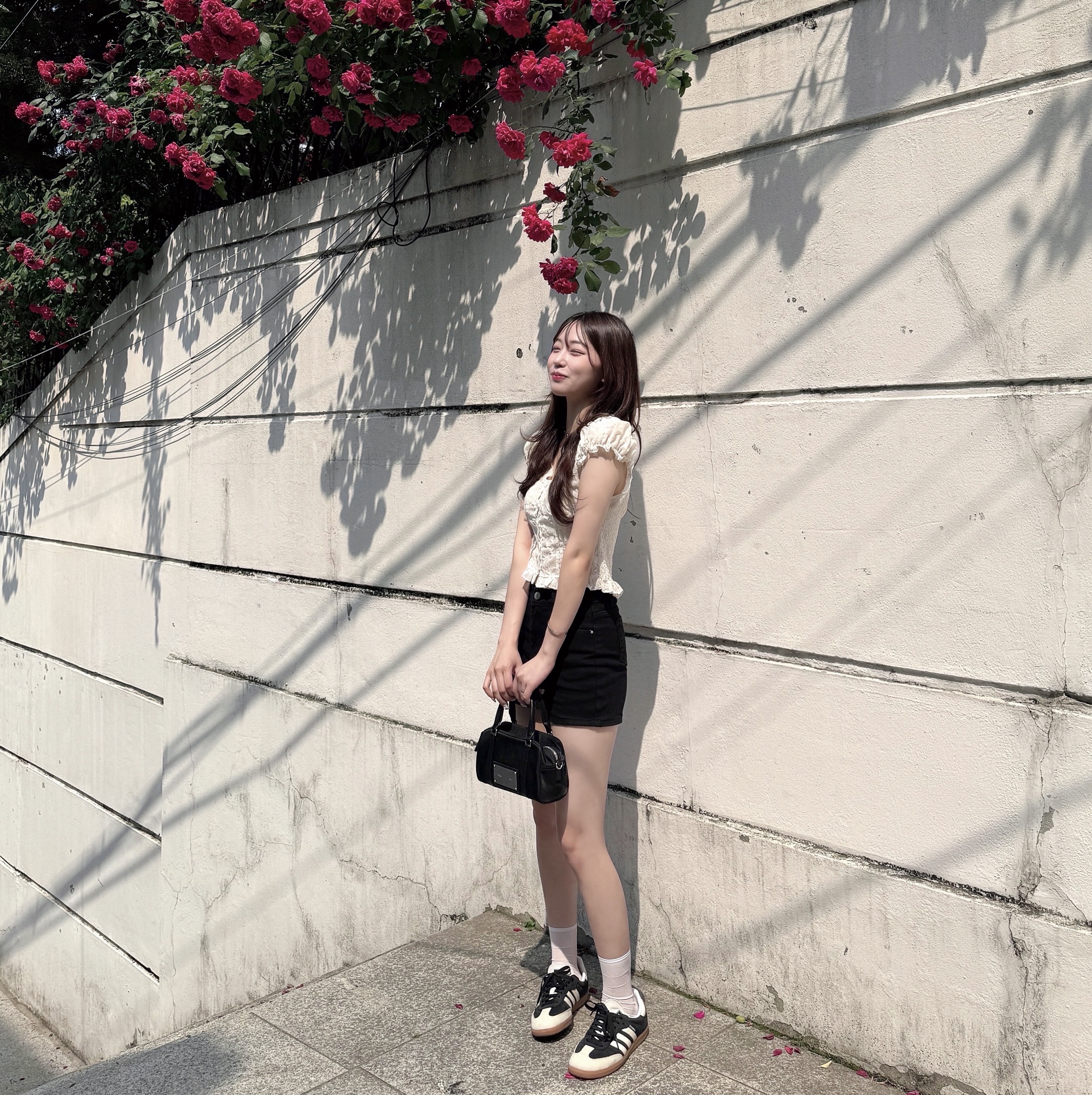 Matin Kim Baby Sporty Tote Bag Black 착용 스타일