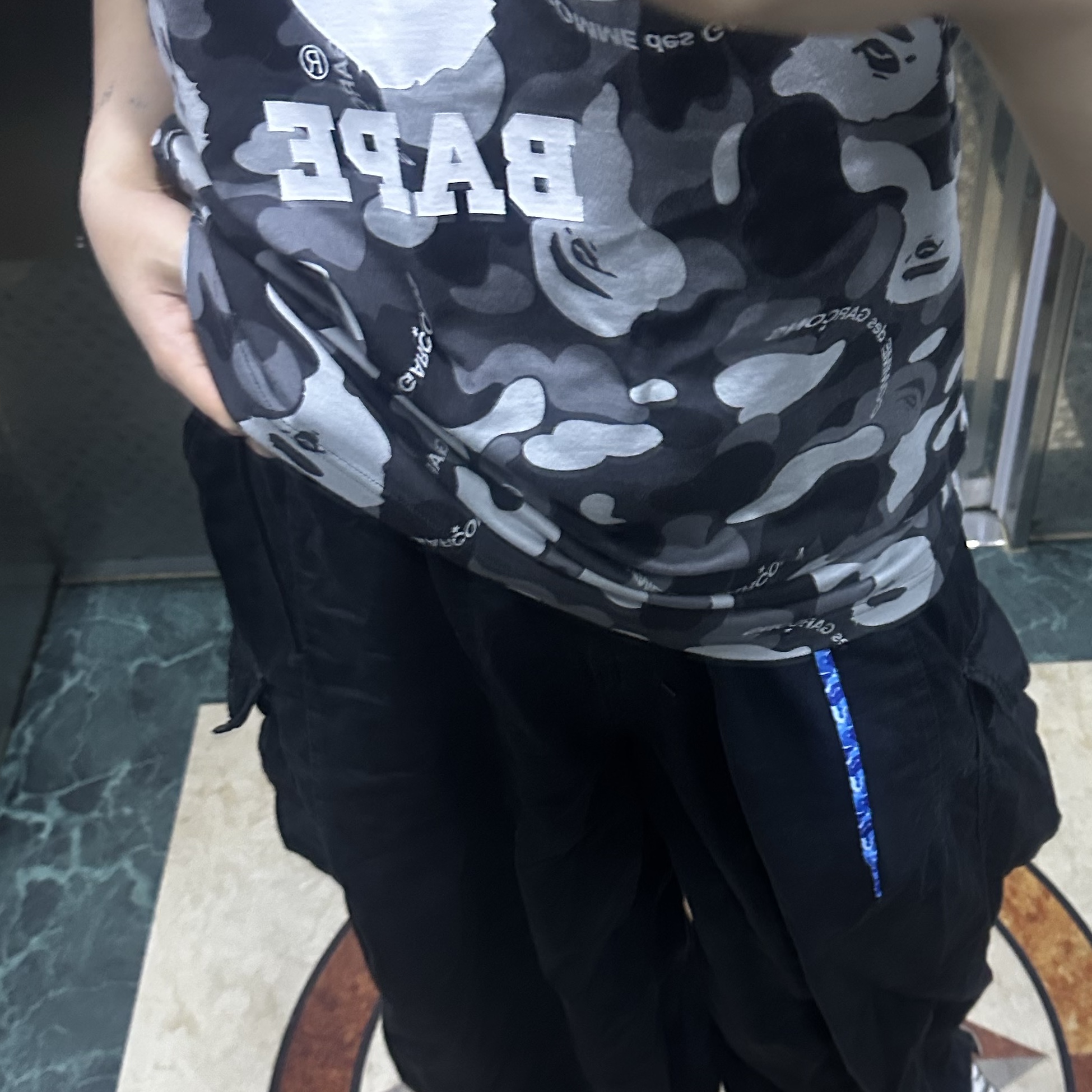 BAPE x Comme des Garcons Osaka Camo College T-Shirt Black 착용 스타일 - 1