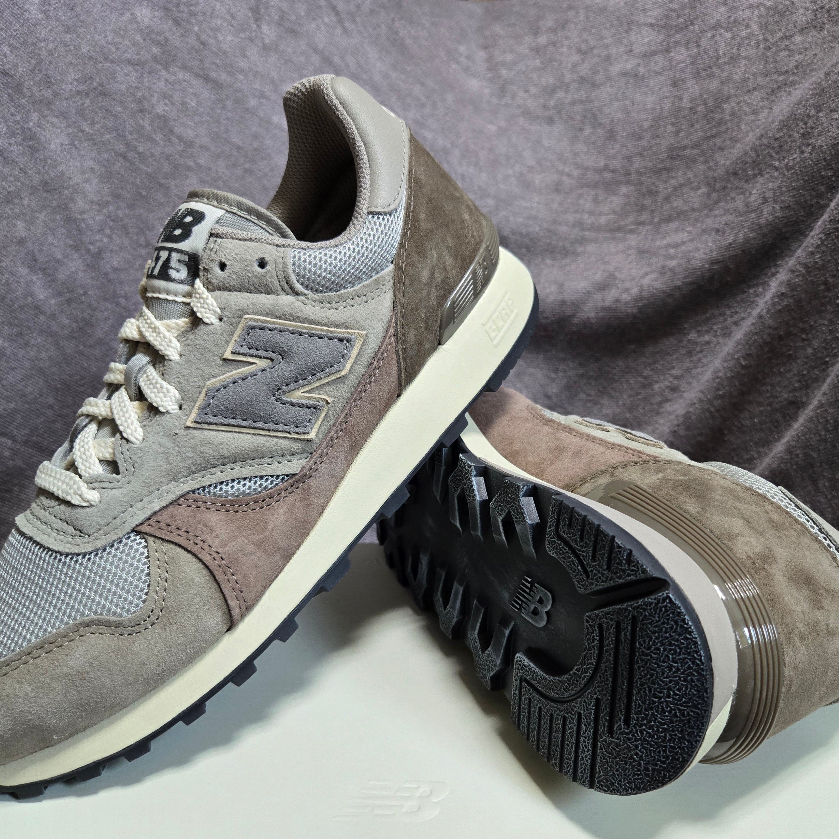New Balance x Auralee 475 London Fog Taupe Gray, New Balance 574 Grey Sky Blue 착용 스타일 - 3
