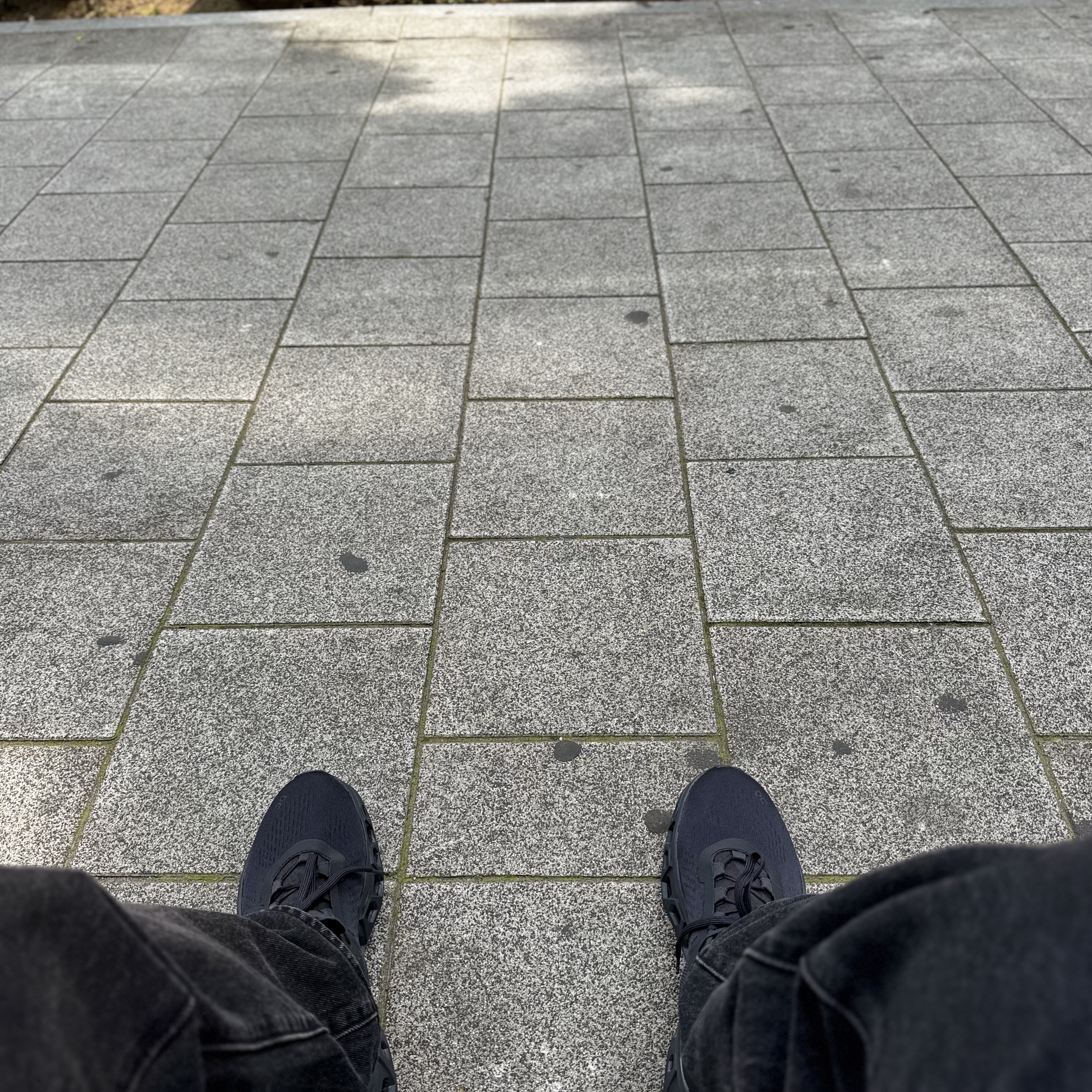 On Running Cloudmonster All Black, New Balance 1000 Black Silver Metallic 착용 스타일 - 5