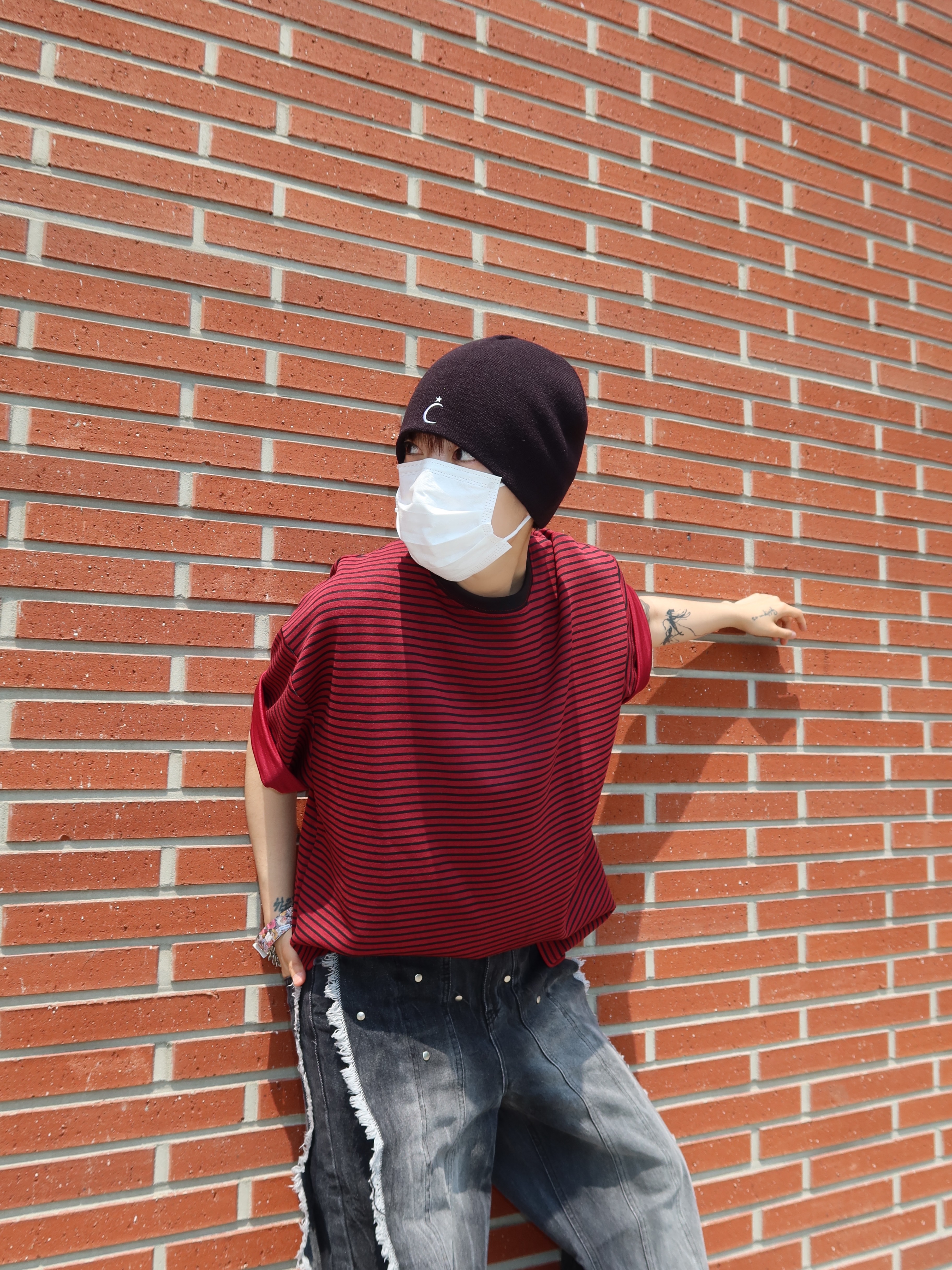 Hono Report Stripe T-Shirt Red Stripe 착용 스타일 - 3