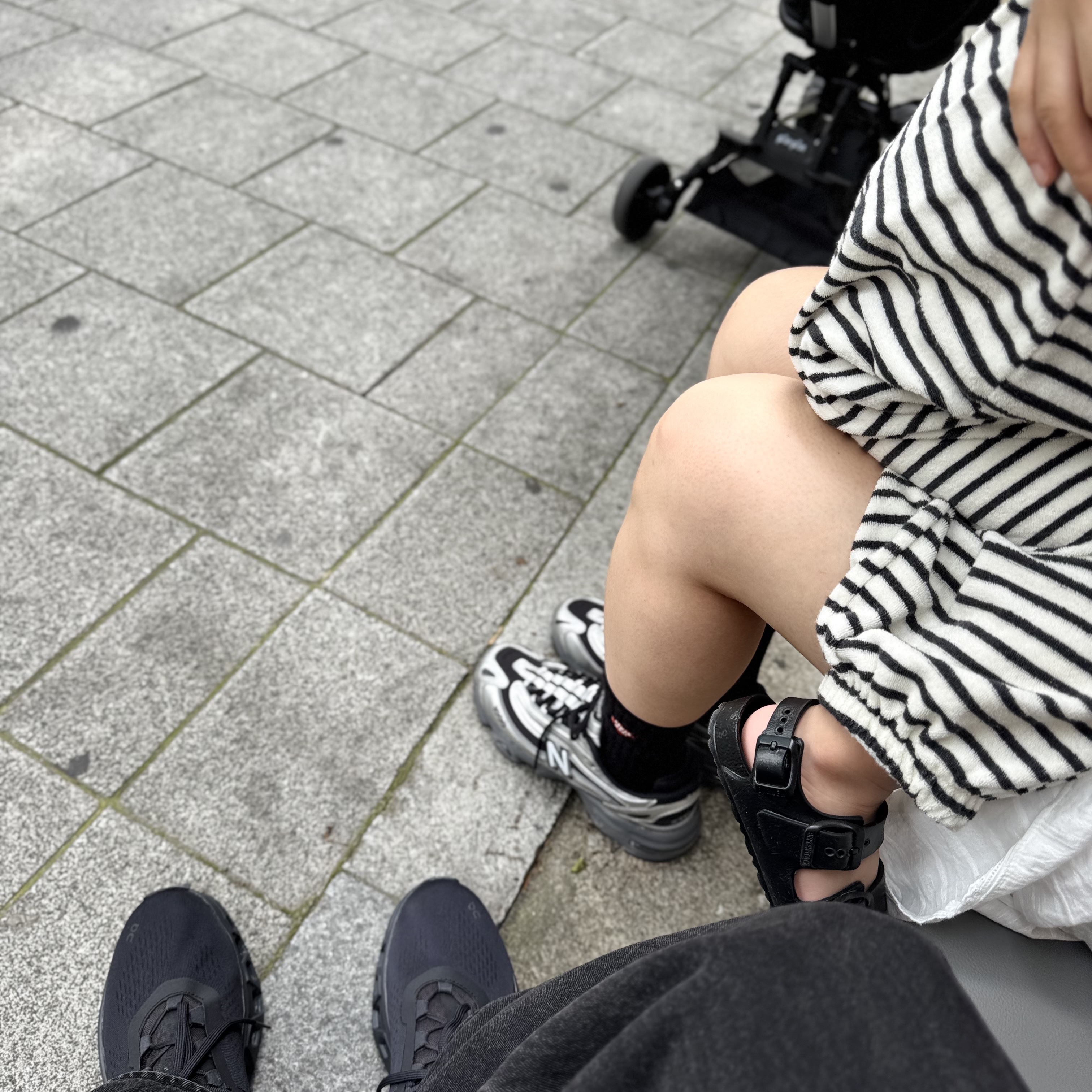 On Running Cloudmonster All Black, New Balance 1000 Black Silver Metallic 착용 스타일 - 7