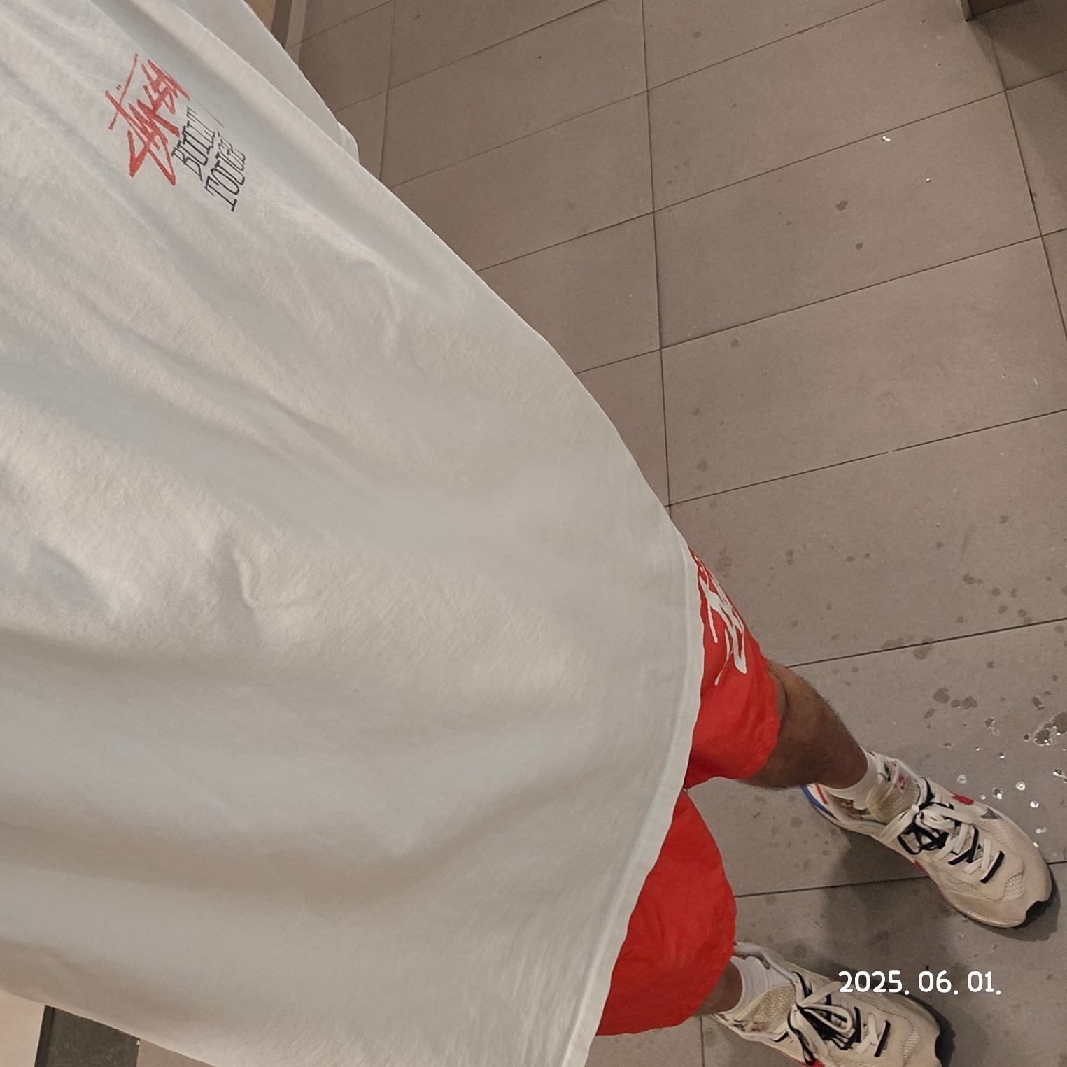 Stussy Built Tough T-Shirt White, Nike x Stussy Water Shorts Habanero Red 착용 스타일 - 2
