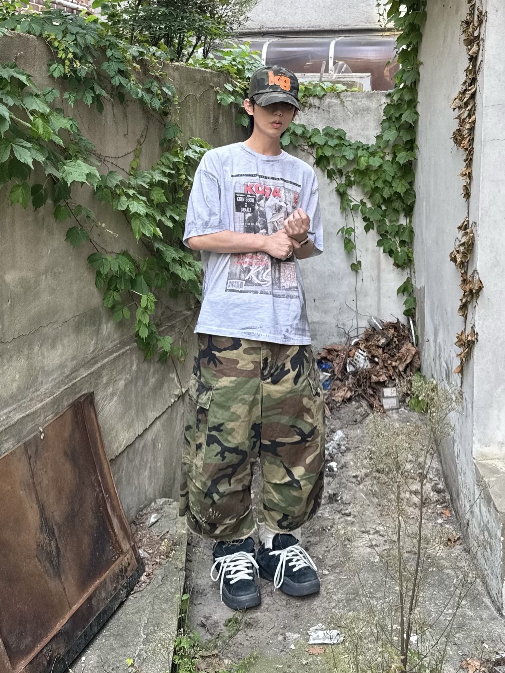 GRAILZ x KOIN SEOUL Magazine T-Shirts Melange Grey, GRAILZ x KOIN SEOUL Kg Logo Cap Camo 착용 스타일 - 1
