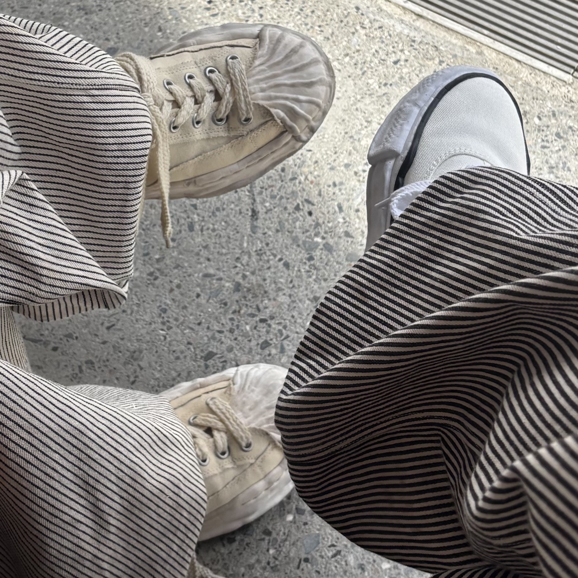 Maison Mihara Yasuhiro Baker OG Sole Canvas Low Cut Sneakers White 착용 스타일 - 3