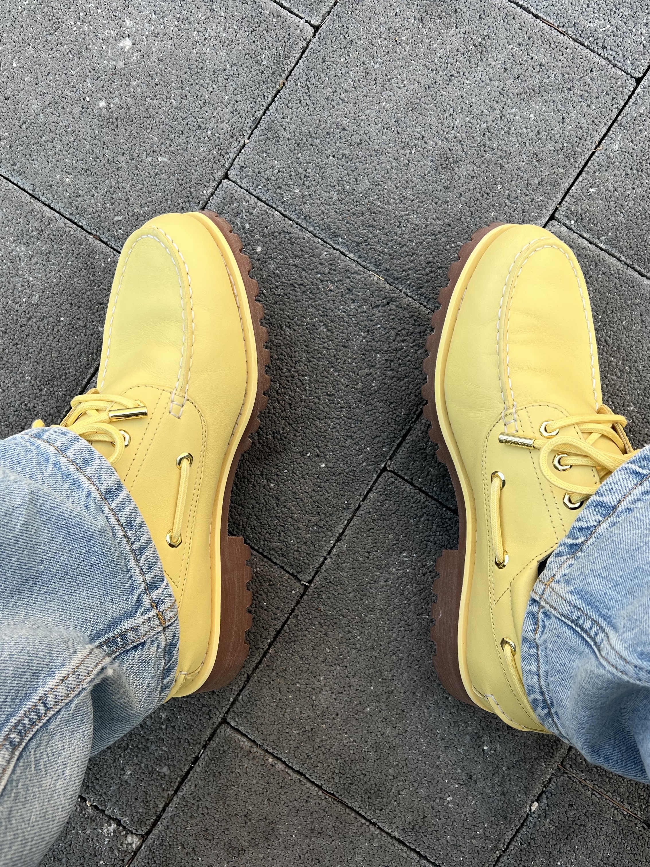Timberland x Jacquemus 3-Eye Lug Boat Shoes Yellow - Medium 착용 스타일 - 2