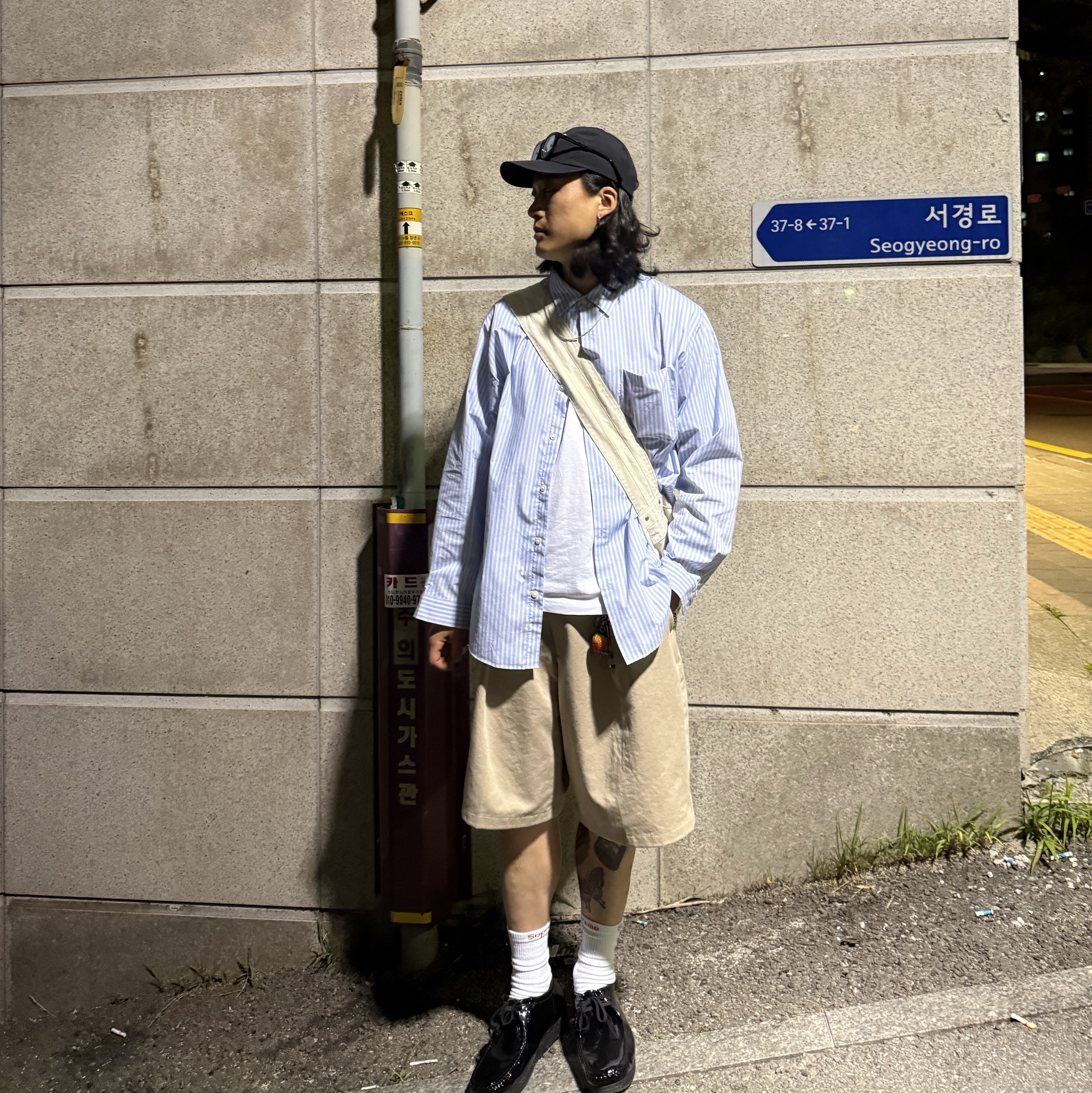 Clarks x Supreme Patent Leather Wallabee Black, Supreme Bottle Opener Keychain Silver - 24FW 착용 스타일