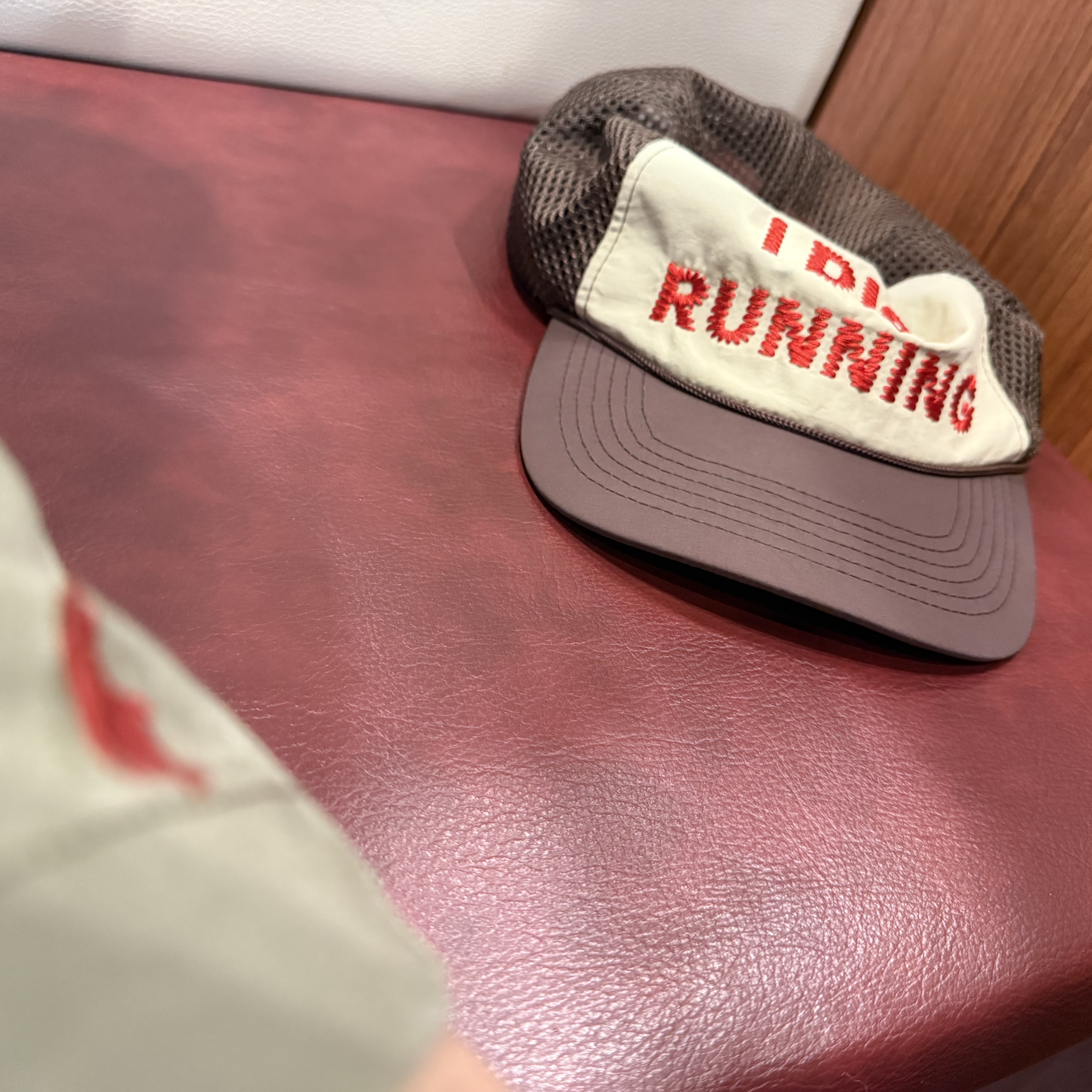 Alex Zono I Dig Running Trucker Hat OG Brown 착용 스타일