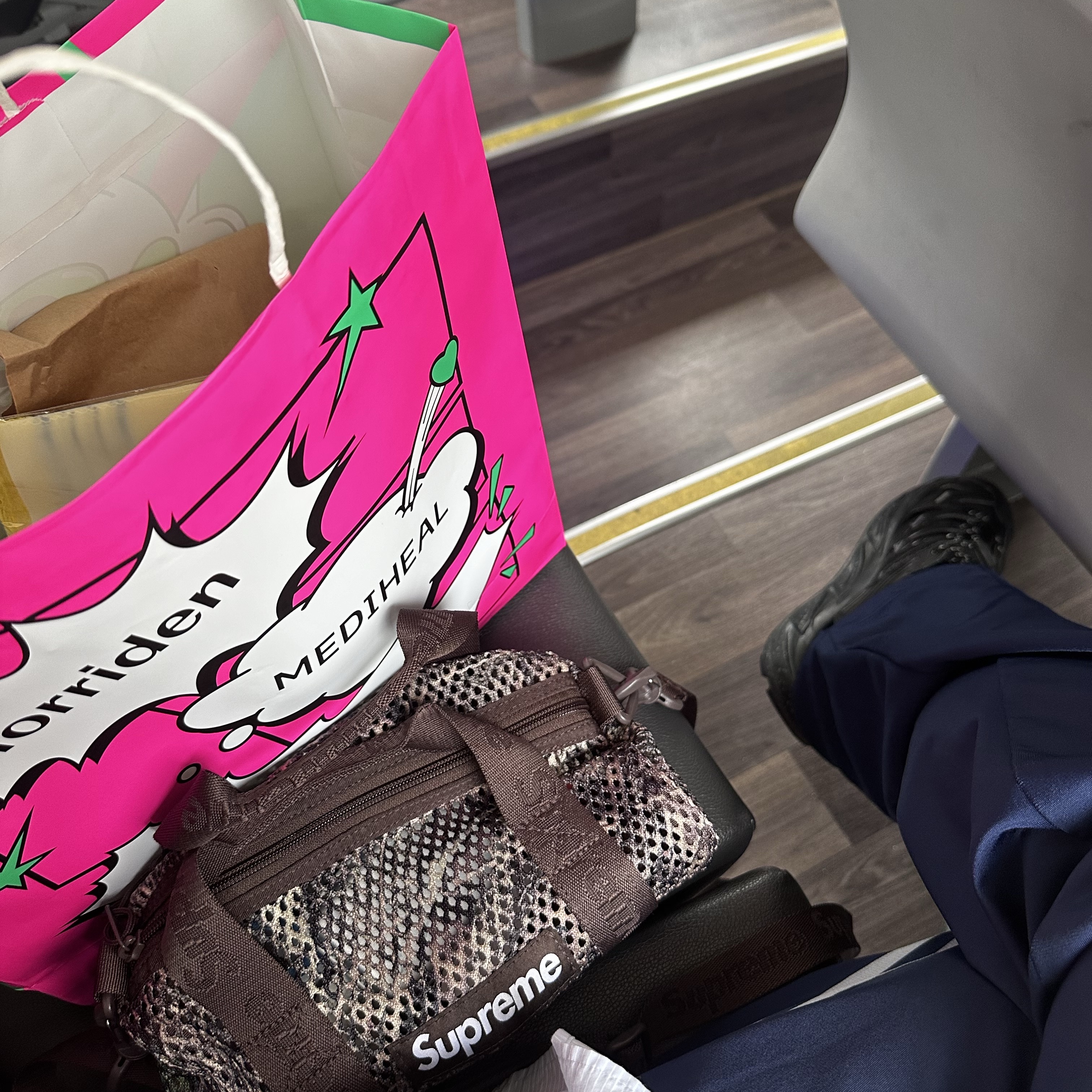 Supreme Mesh Mini Duffle Bag Truetimber Kanati Camo - 25SS, BAPE Baby Milo Plush Doll Keychain Brown 착용 스타일 - 2