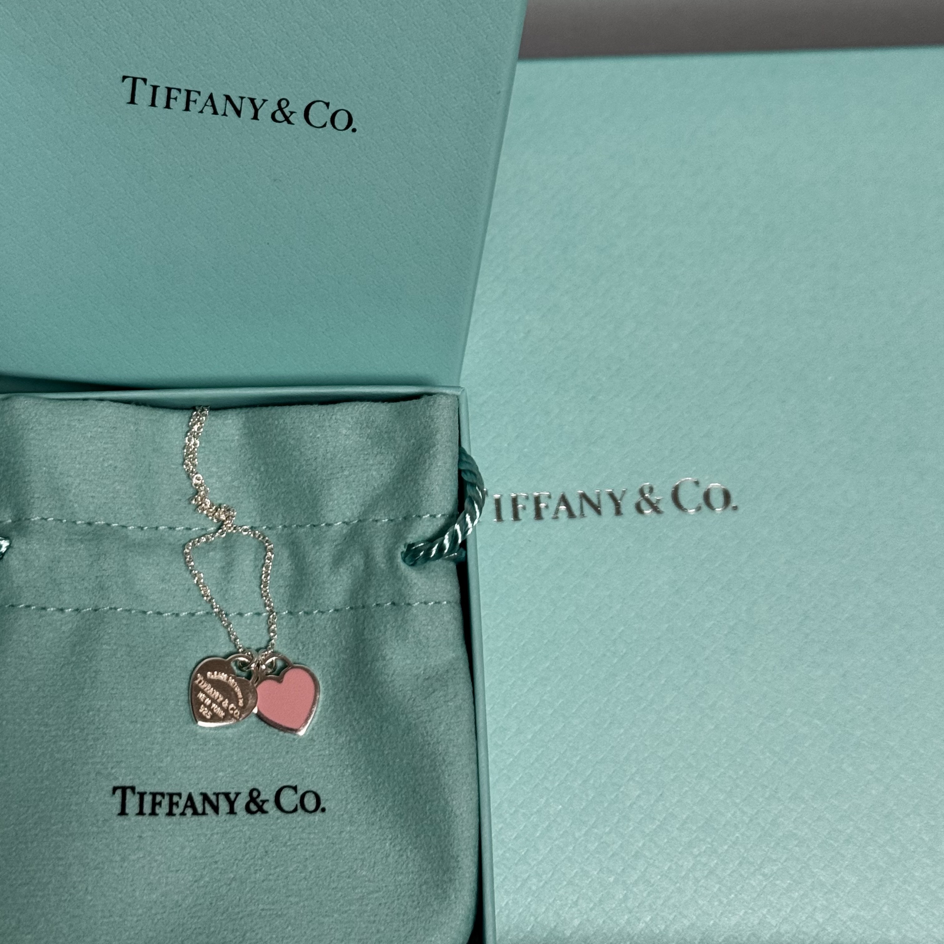 Tiffany & Co. Return To Tiffany Pink Double Heart Tag Pendant Mini Silver (16in) 착용 스타일 - 1