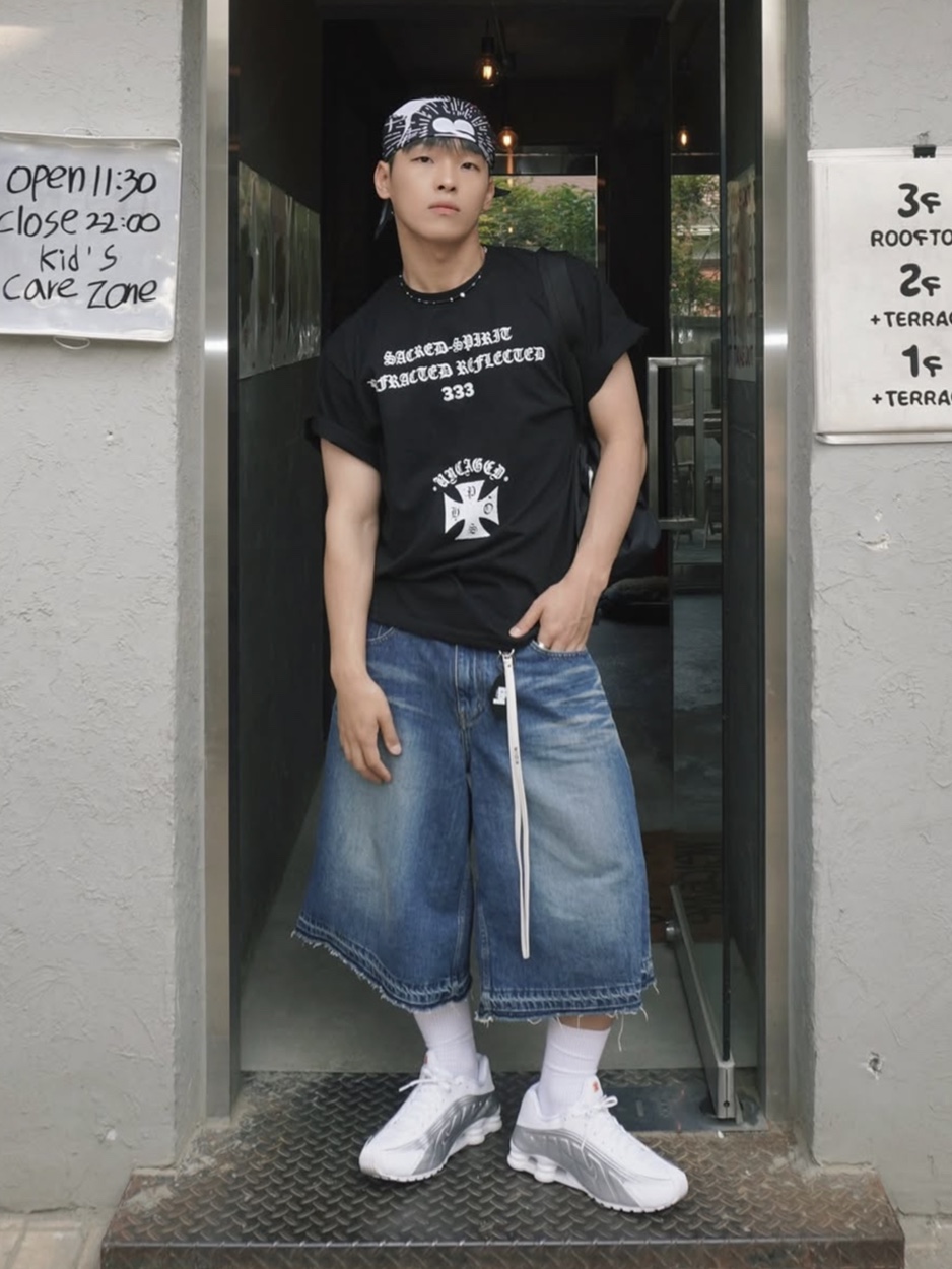 PHOS333 Uncaged Slogan T-Shirt Black, PHOS333 Uncaged Slogan T-Shirt White 착용 스타일 - 1