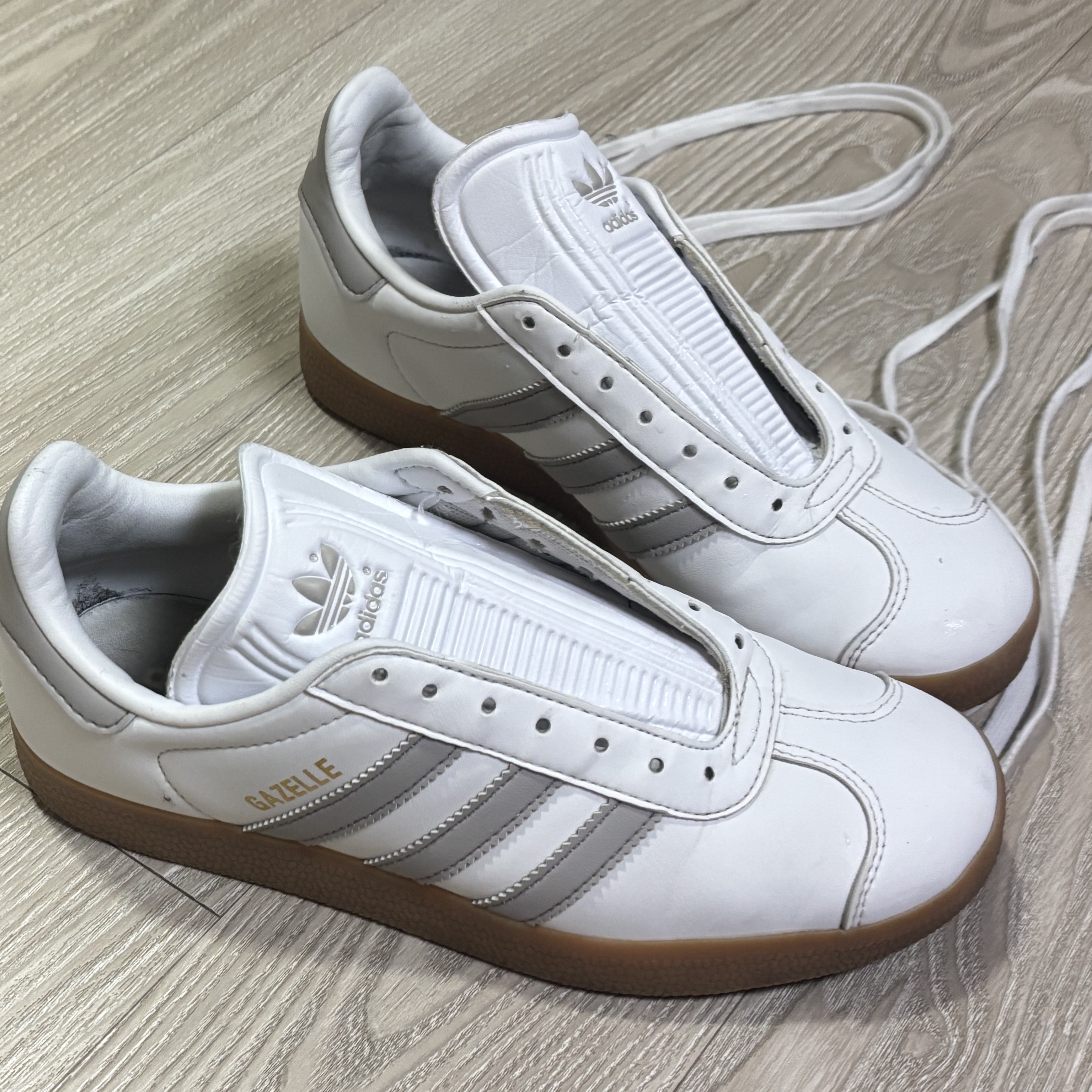Adidas Gazelle White Grey 착용 스타일 - 2
