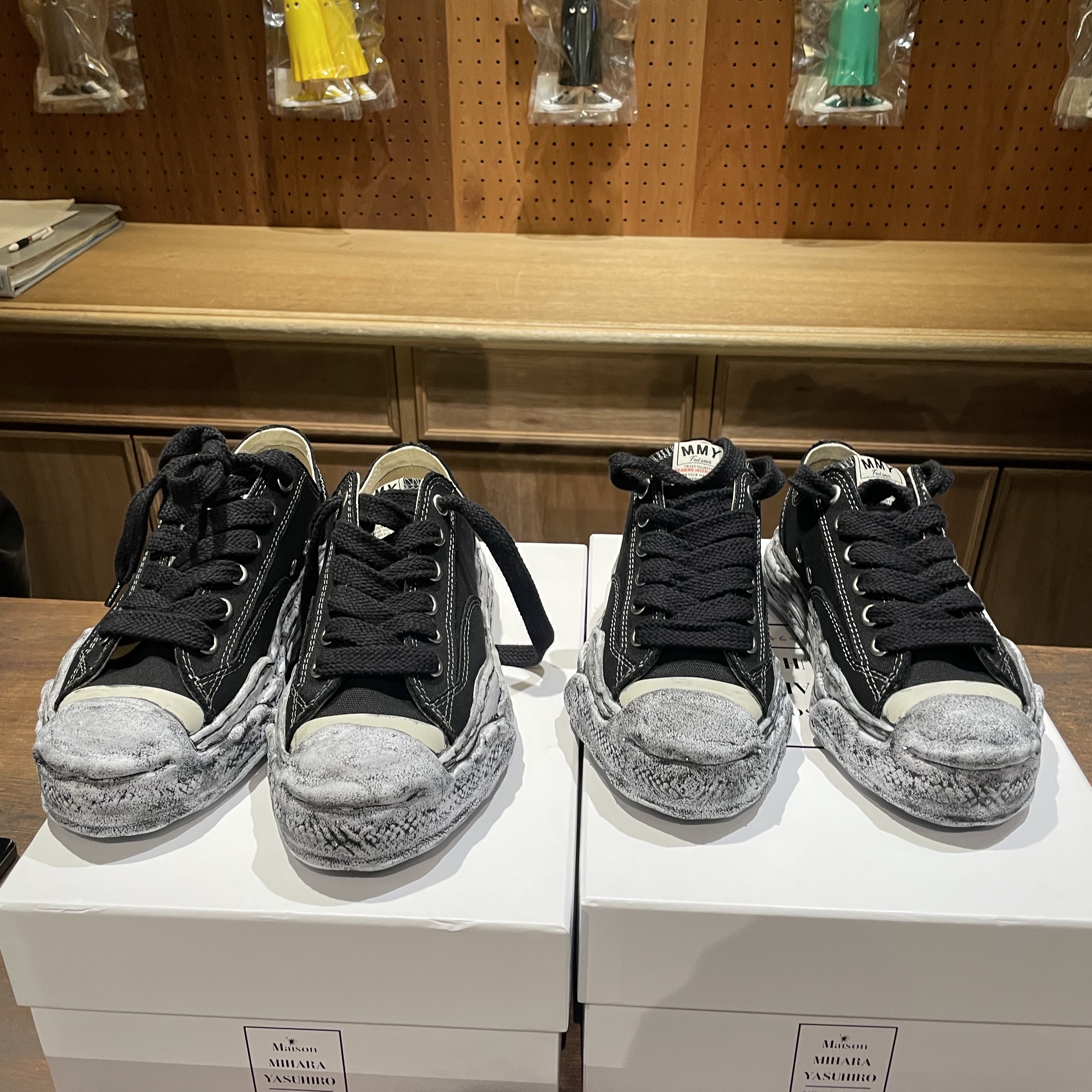 Maison Mihara Yasuhiro Hank OG Sole Garment Dyed Canvas Low-top Sneakers Black 착용 스타일