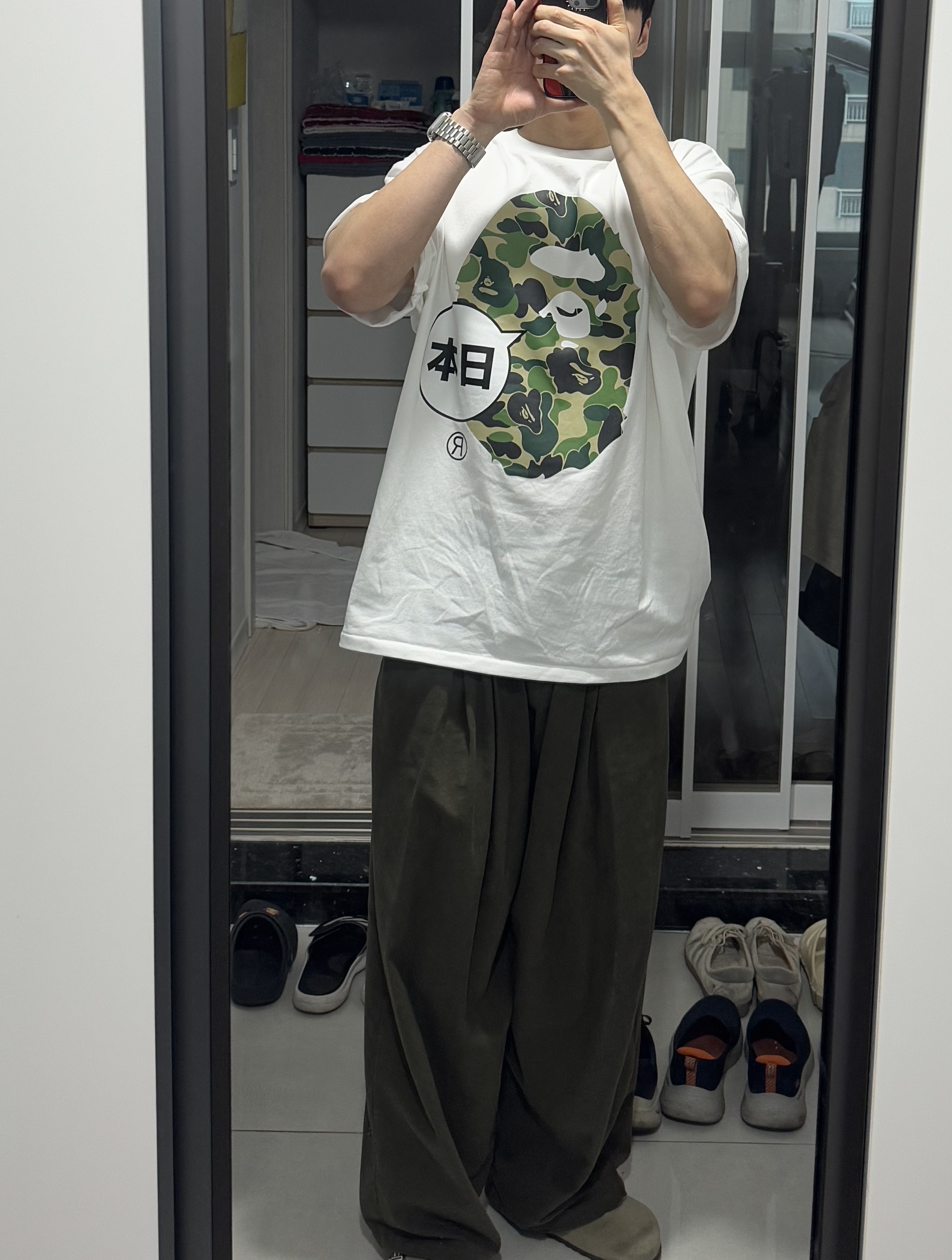 BAPE Japan Big Ape Head City T-Shirt White, BAPE Japan Big Ape Head City T-Shirt Black 착용 스타일 - 1