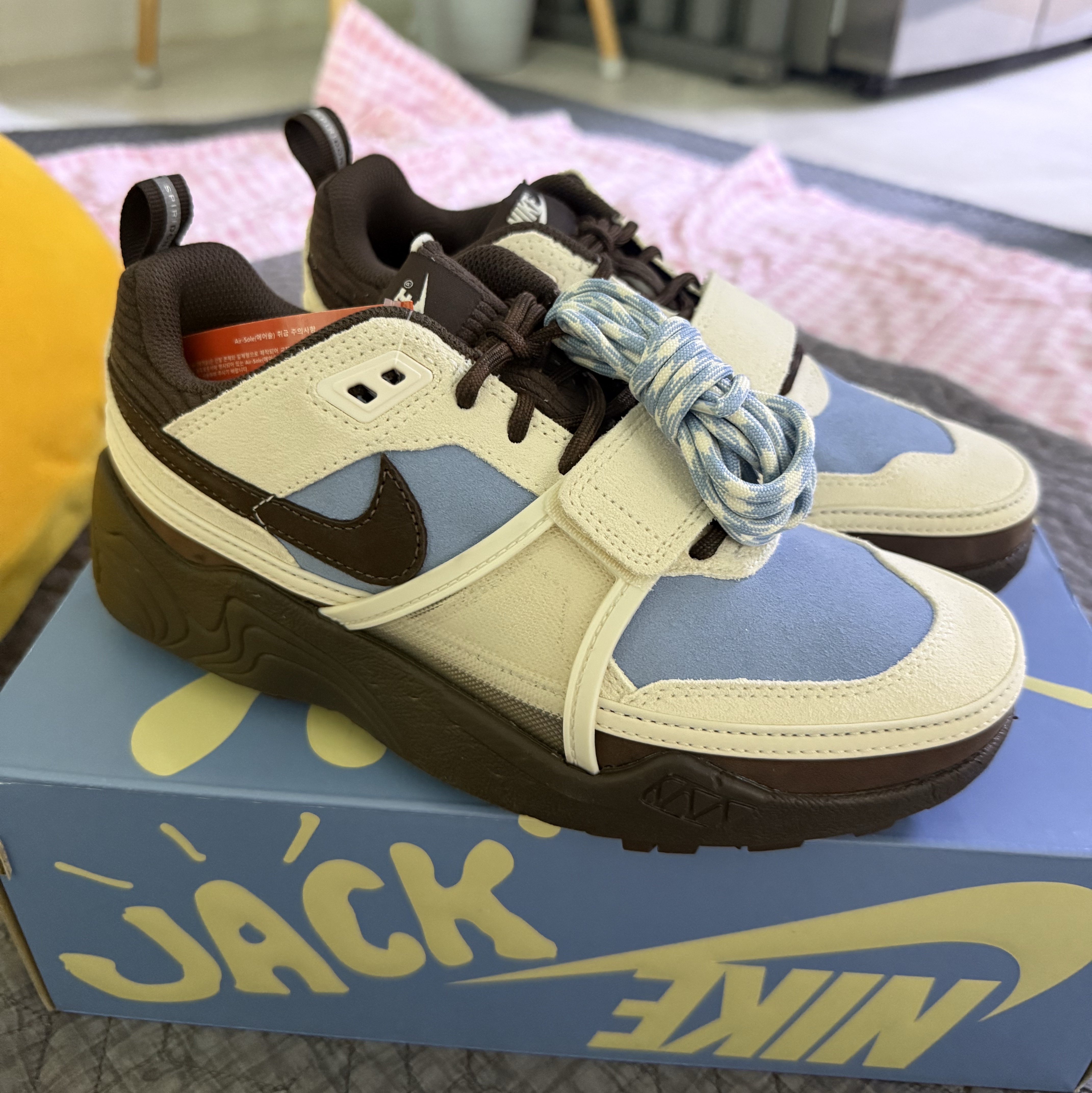 Nike x Travis Scott Zoom Field Jaxx Pale Ivory and Leche Blue 착용 스타일