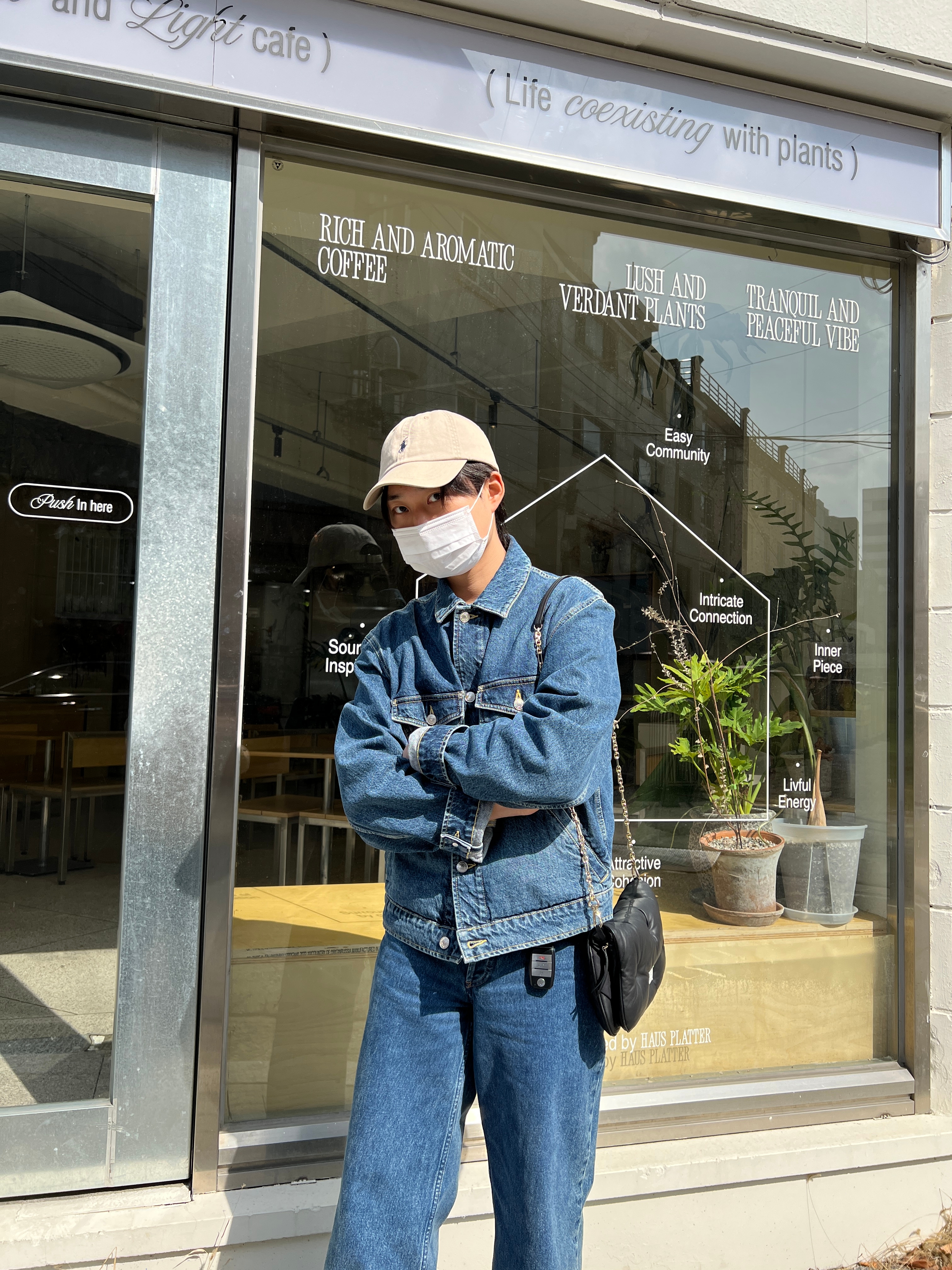 Kenzo Boke Flower Embroidery Denim Trucker Jacket Navy Blue, Maison Margiela Glam Slam Flap Small Black μ°©μ© μ€νμΌ - 3