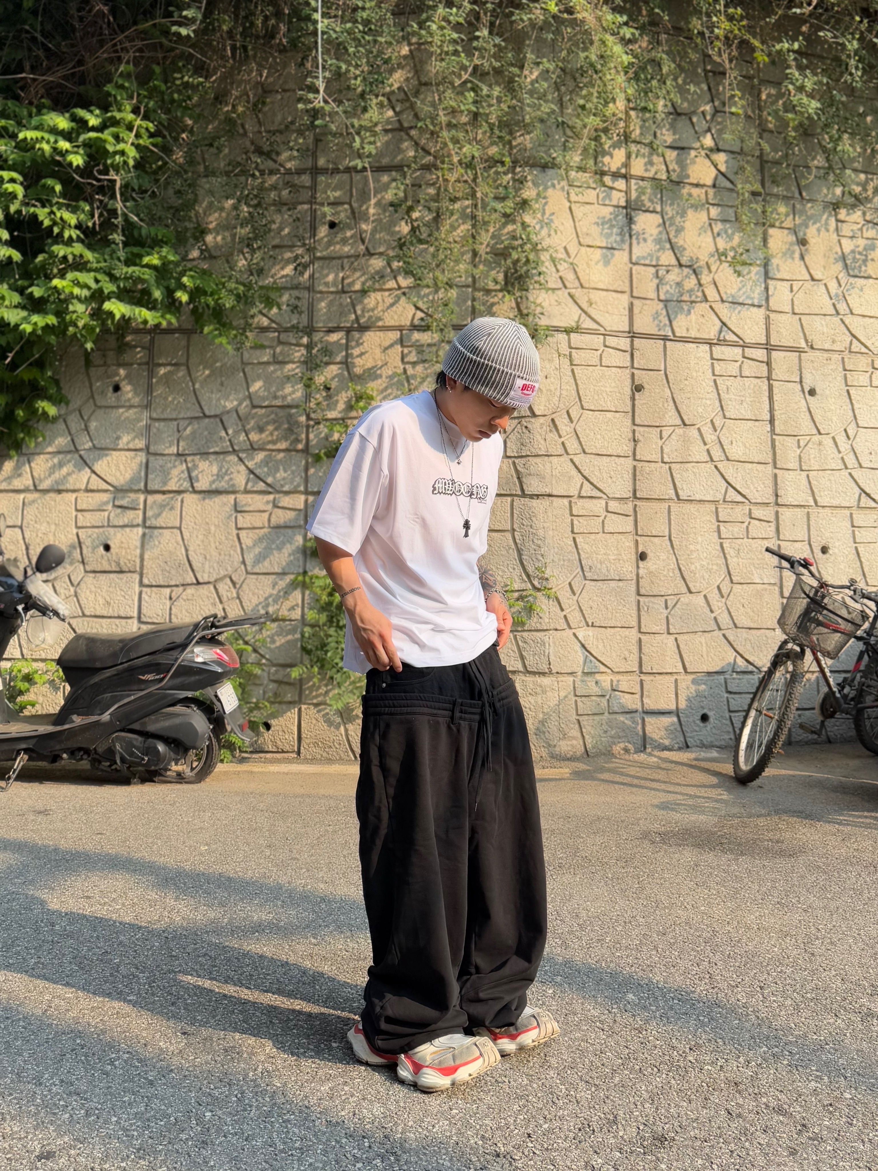 Balenciaga Cargo Sneakers Beige Grey Red, DEFGARMENTS Label Point Rib Beanie White 착용 스타일 - 5
