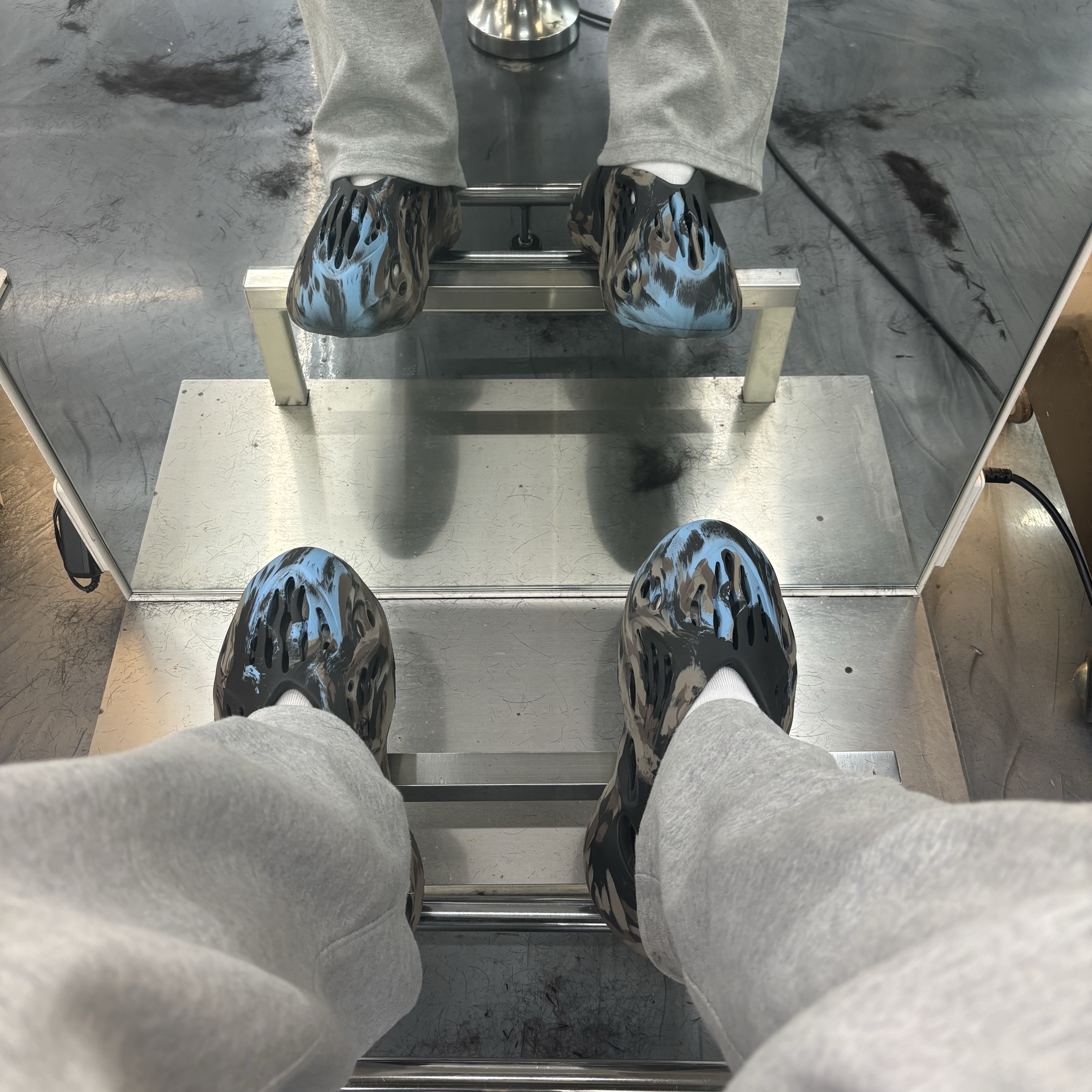 Adidas Yeezy Foam RNNR MX Cinder 착용 스타일
