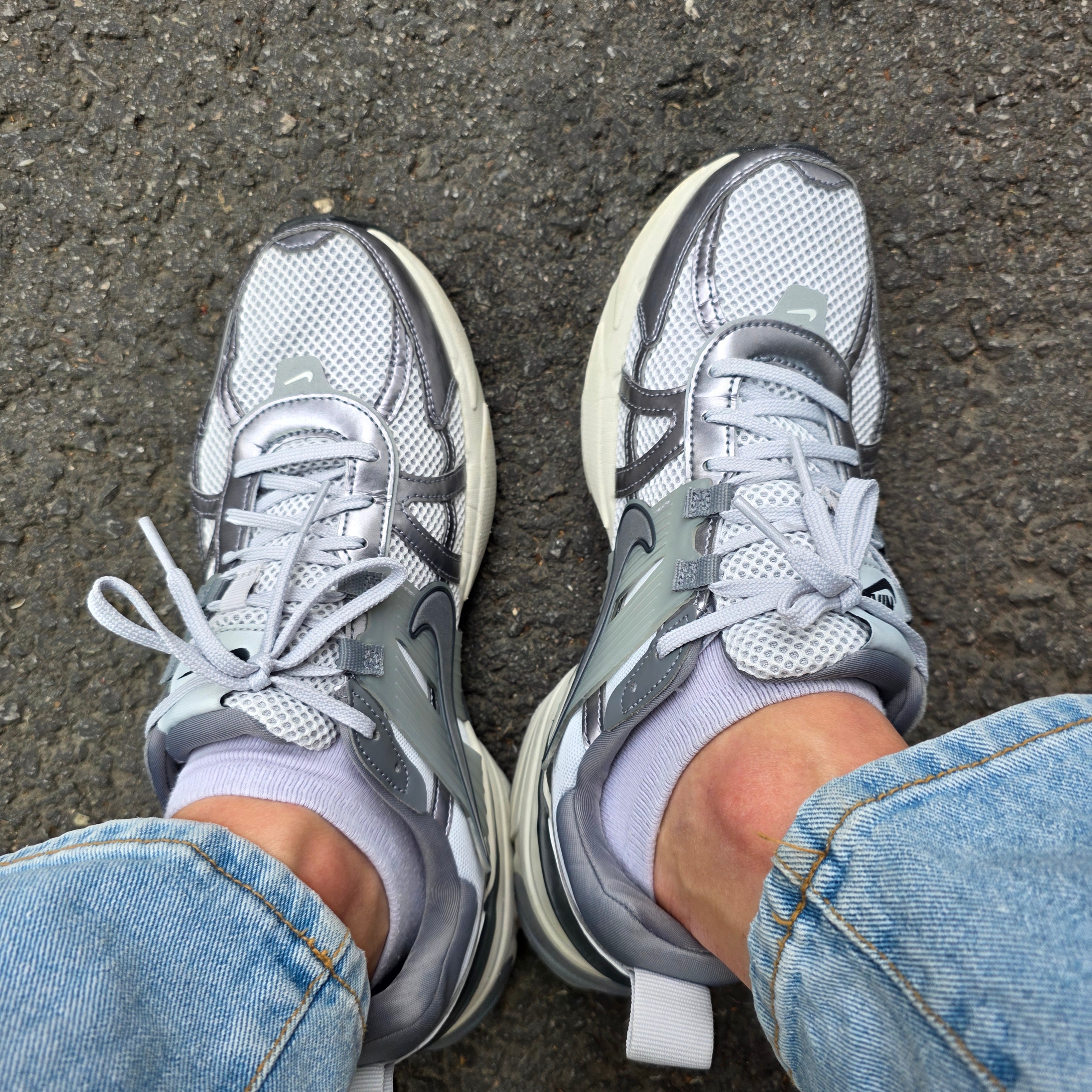 Nike V2K Run Pure Platinum Wolf Grey 착용 스타일