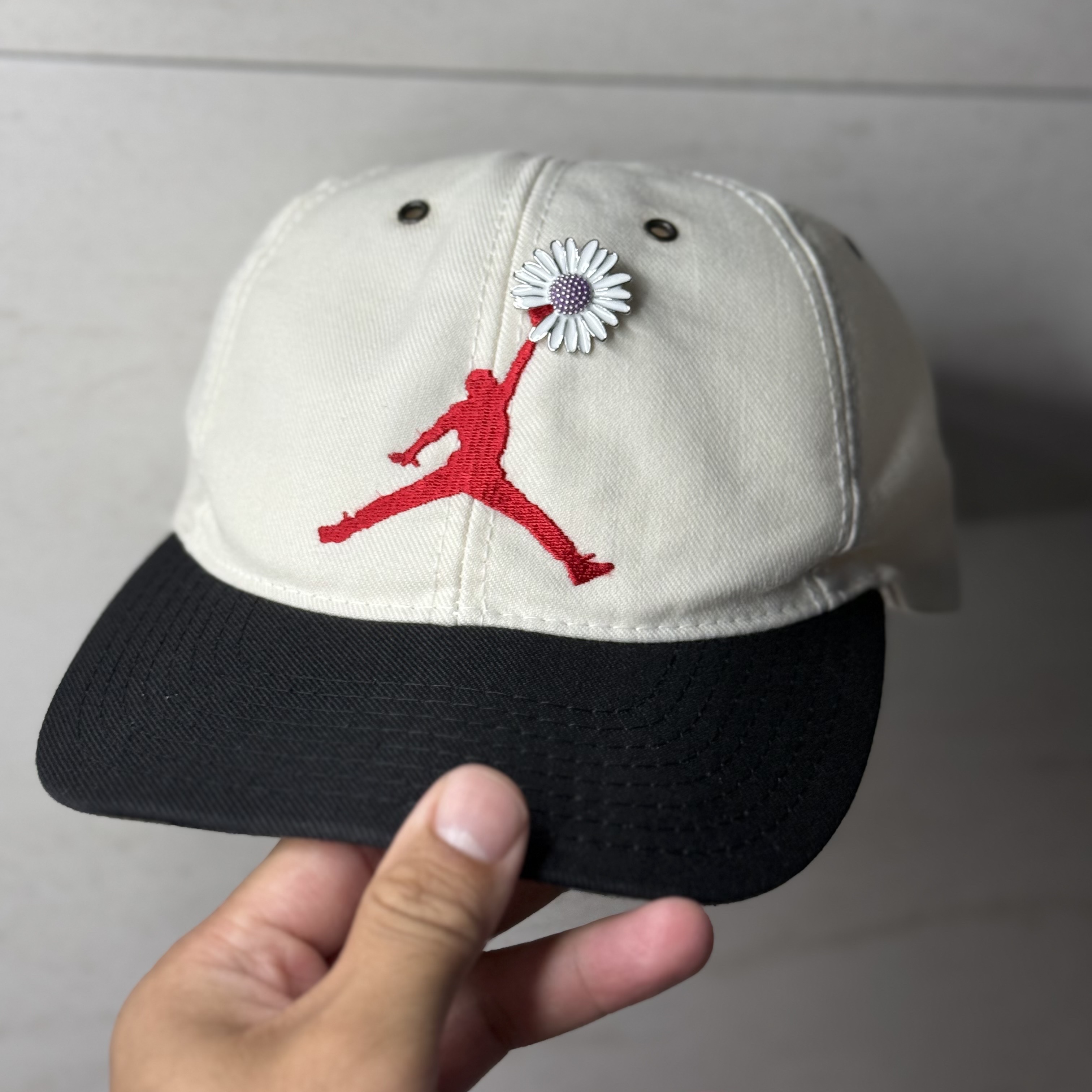 Peaceminusone x Joopiter Daisy Pin Set White 착용 스타일