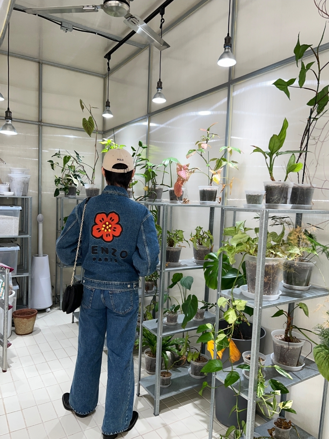Kenzo Boke Flower Embroidery Denim Trucker Jacket Navy Blue, Maison Margiela Glam Slam Flap Small Black μ°©μ© μ€νμΌ - 5