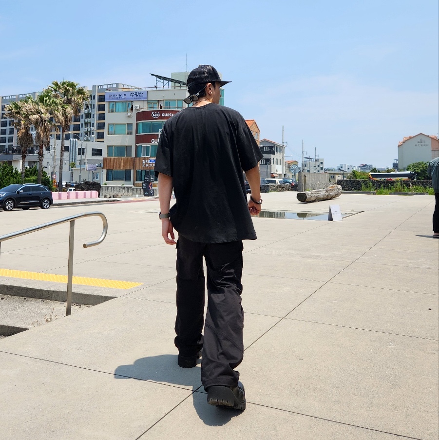 Chrome Hearts Cemetery Trucker Hat Black, Undermycar Mu.109 Anti Fxxking Logo Play Semi-Wide Cargo Pants Black 착용 스타일 - 4
