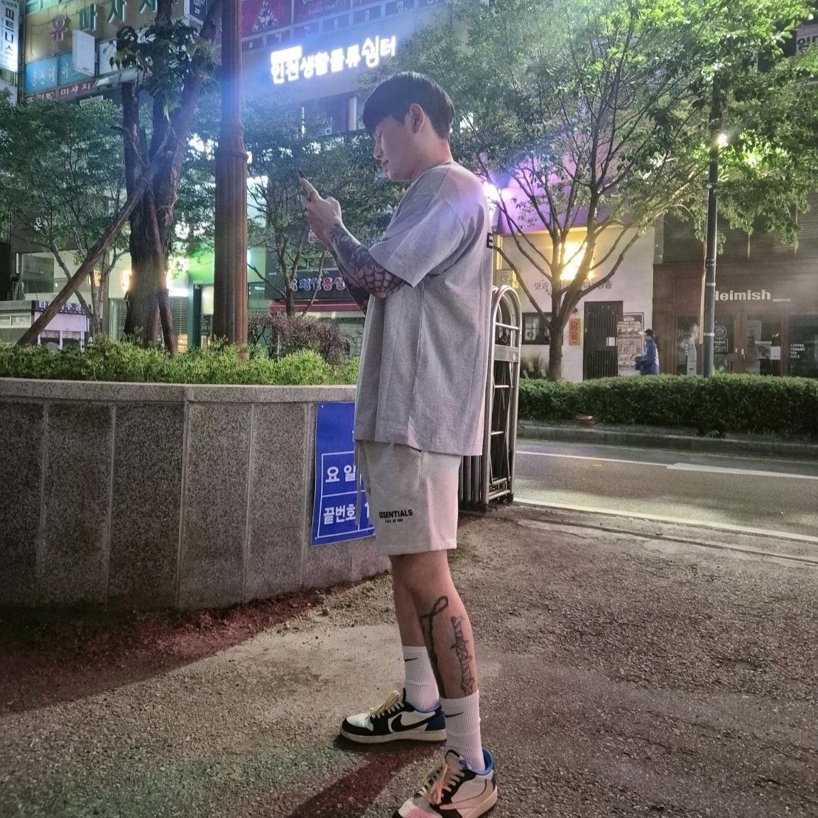 Essentials Jersey Crewneck T-Shirt Light Heather Grey - 24FW, Essentials The Core Collection Sweatshorts Light Oatmeal 착용 스타일