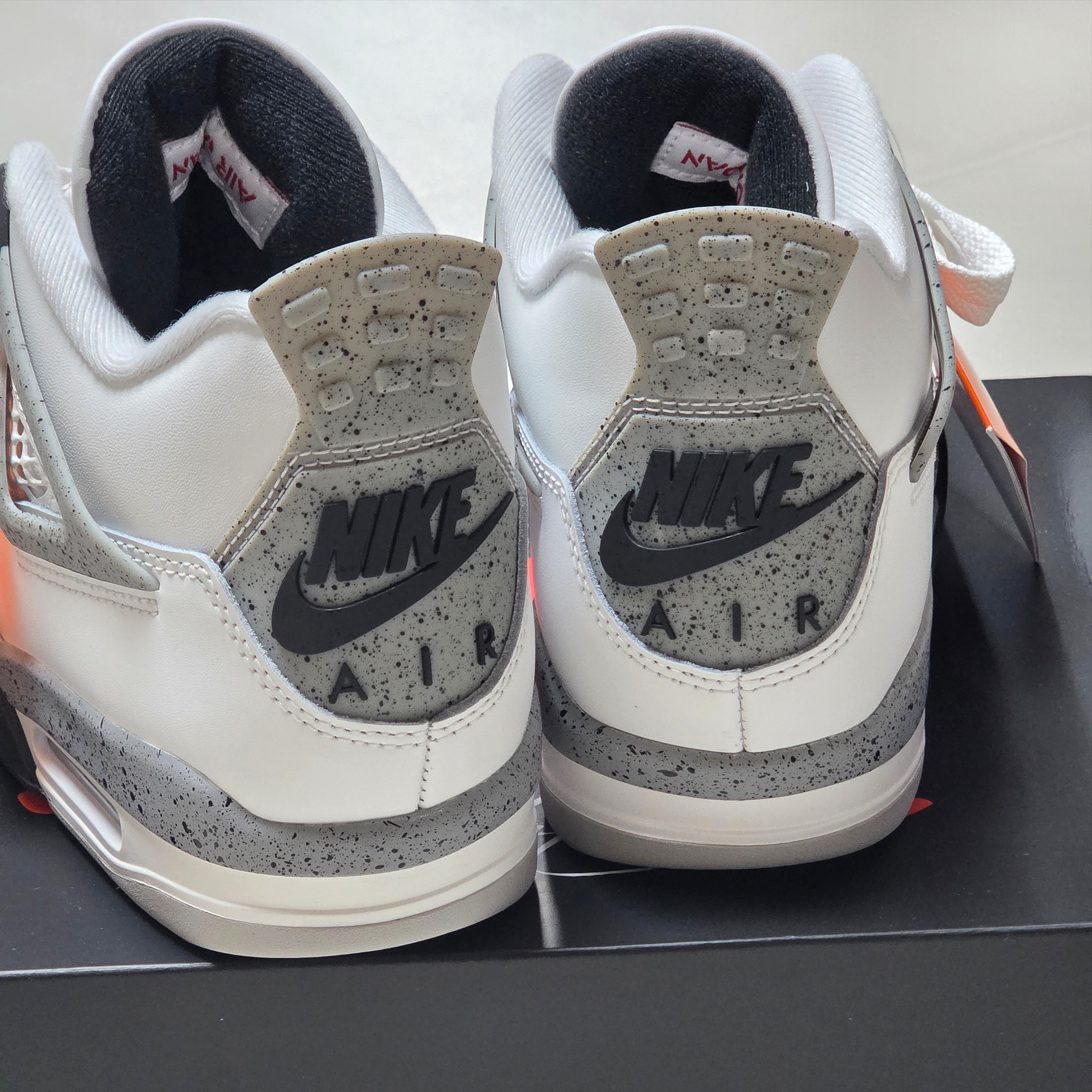 Jordan 4 Retro OG White Cement 2025 착용 스타일 - 3