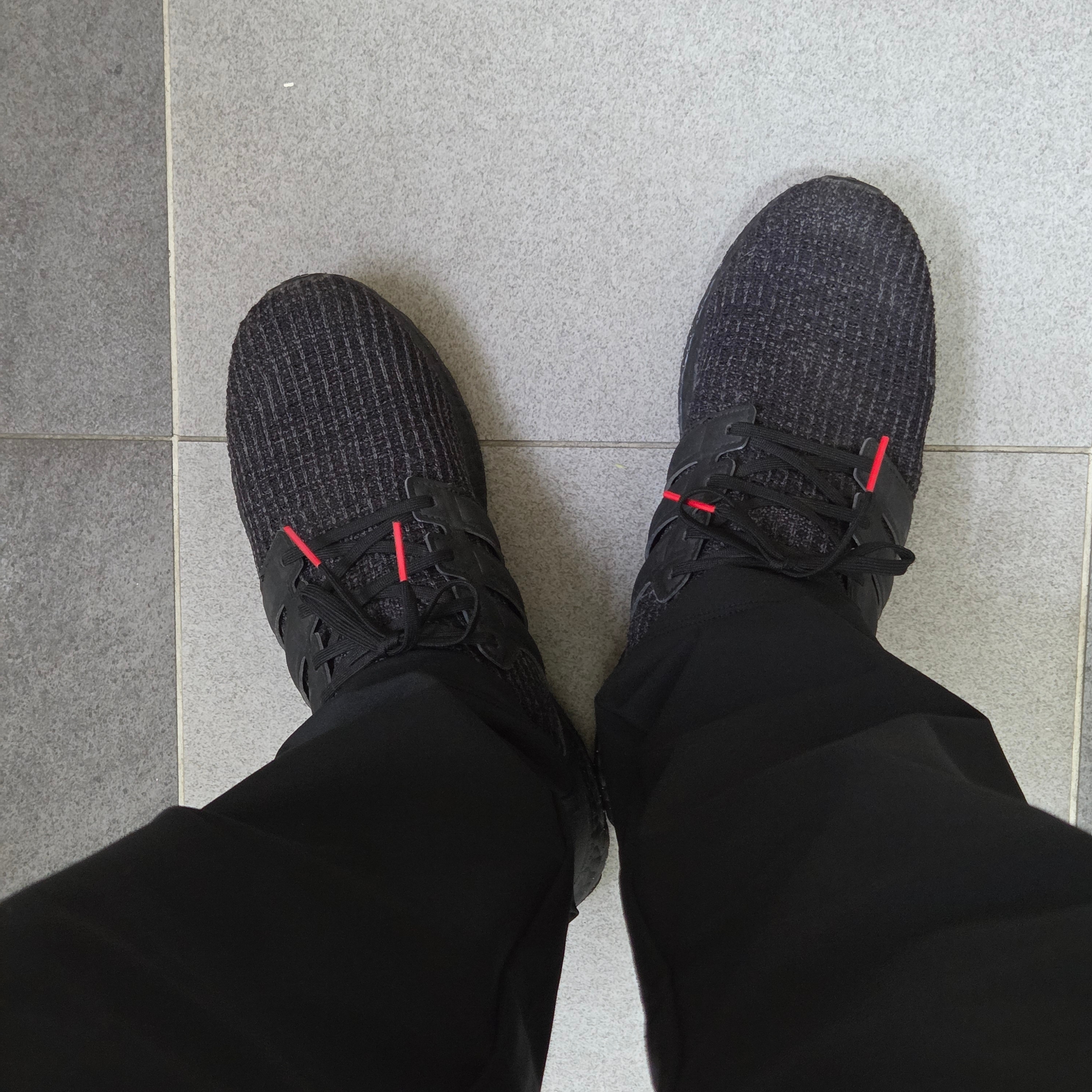 Adidas Ultraboost 4.0 Triple Black 착용 스타일